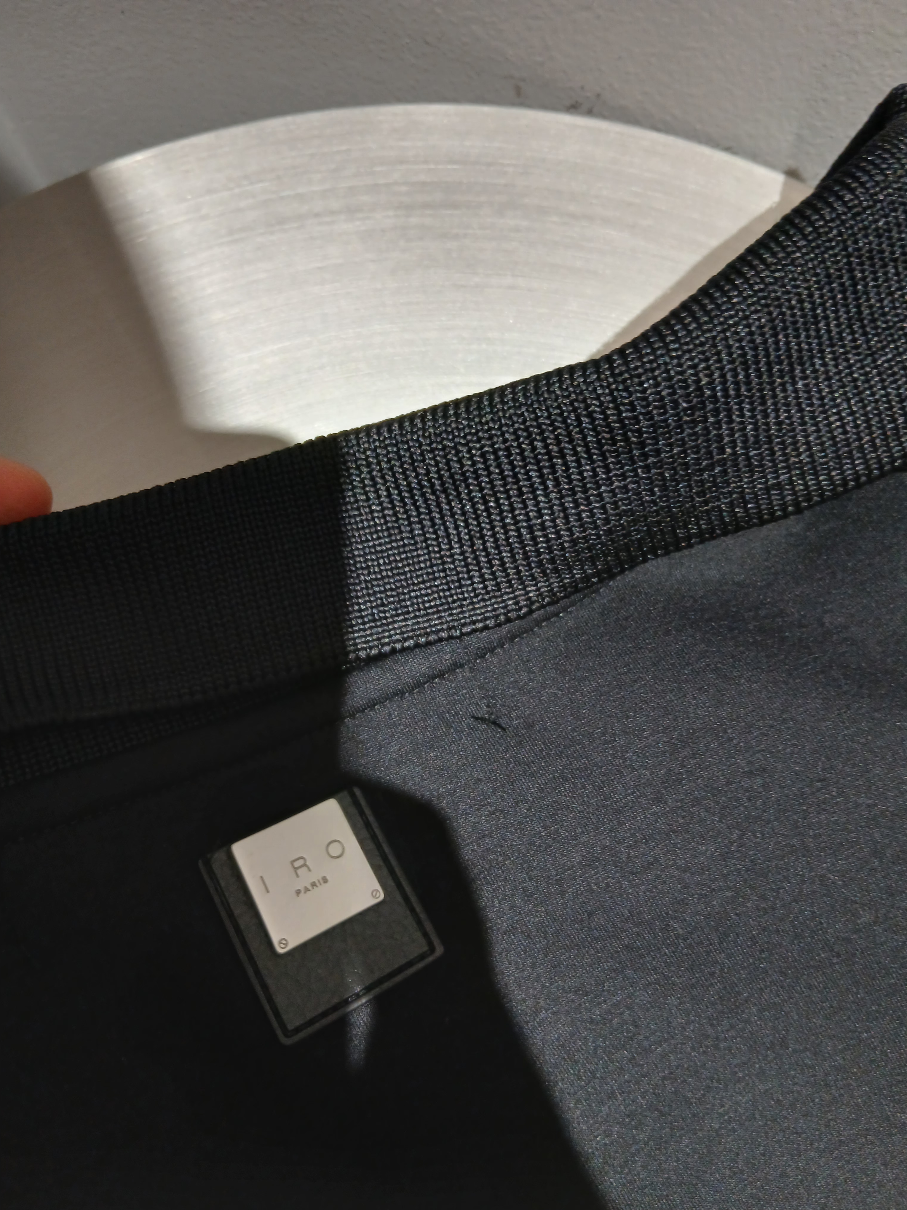 Iro Evasion Oversized Collar Short Sleeve Cushion T-Shirt Black, IRO Vibrio Banding Color-Block Long Bermuda Shorts Black 착용 스타일 - 5