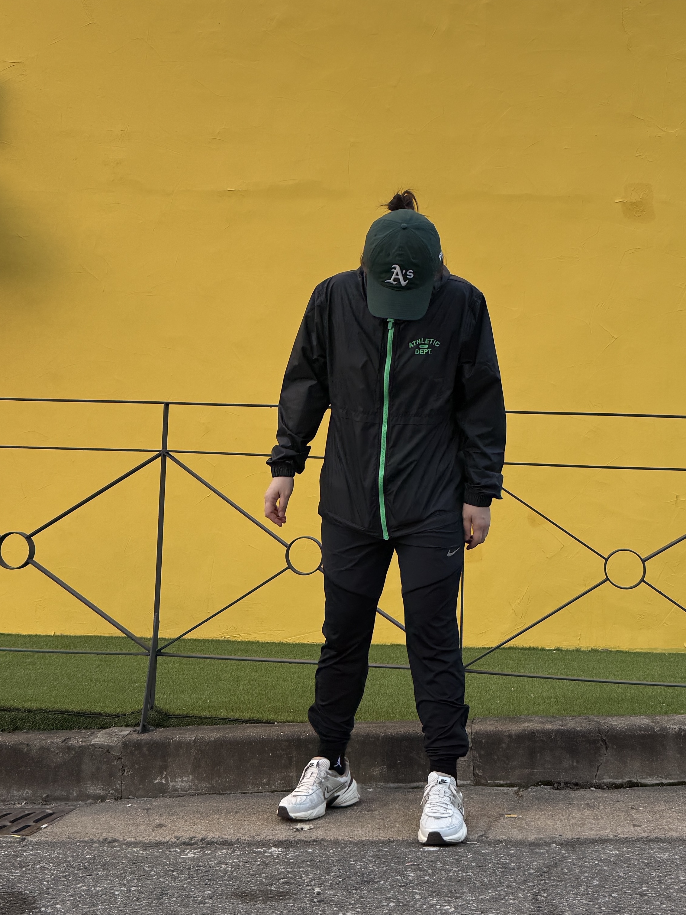 New Era Oakland Athletics The League 9forty Cap Green, Nike V2K Run Light Orewood Brown Khaki 착용 스타일 - 2