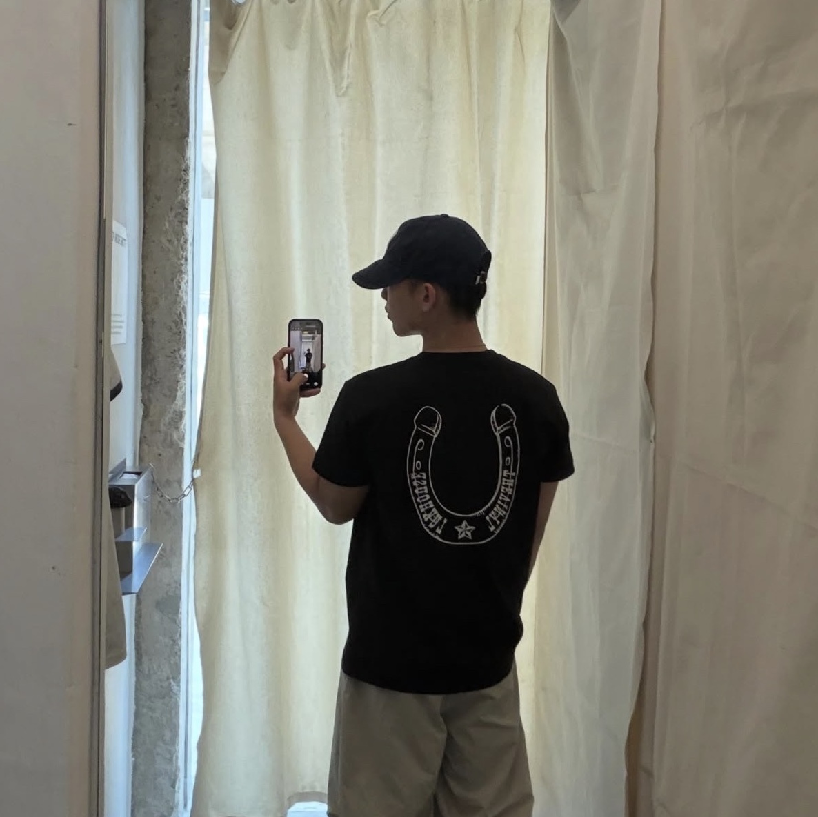 [KREAM 단독] Thevinylhouse Lucky House Tee Charcoal 착용 스타일 - 1