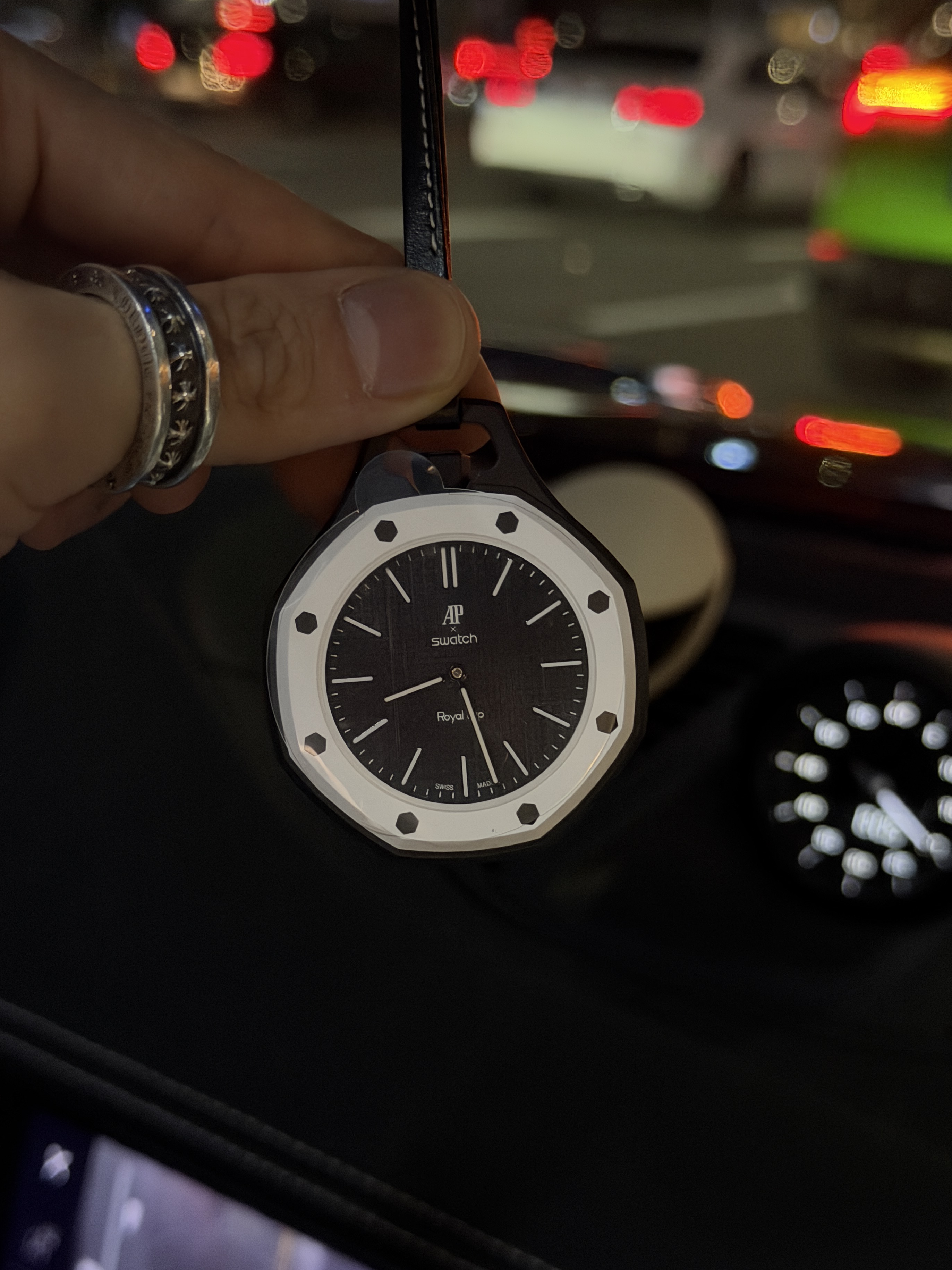Swatch x Audemars Piguet Bioceramic Royal Pop Ocho Negro, Swatch x Audemars Piguet Royal Pop Leather Lanyard Ocho Negro 착용 스타일 - 3
