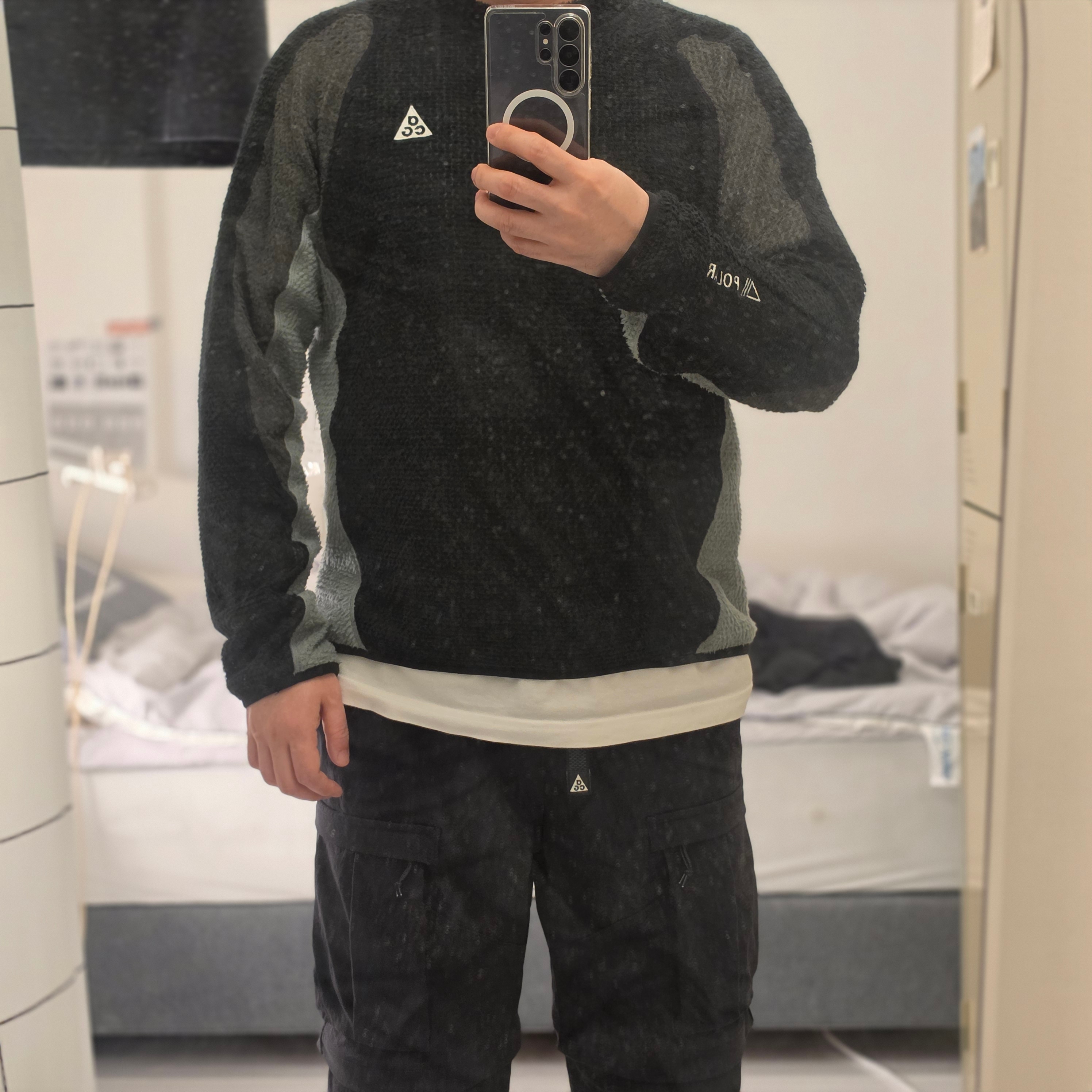 Nike ACG Wolf Lichen Crewneck Black Anthracite - Asia, Nike ACG Smith Summit Cargo Pants Black Anthracite - Asia 착용 스타일 - 1