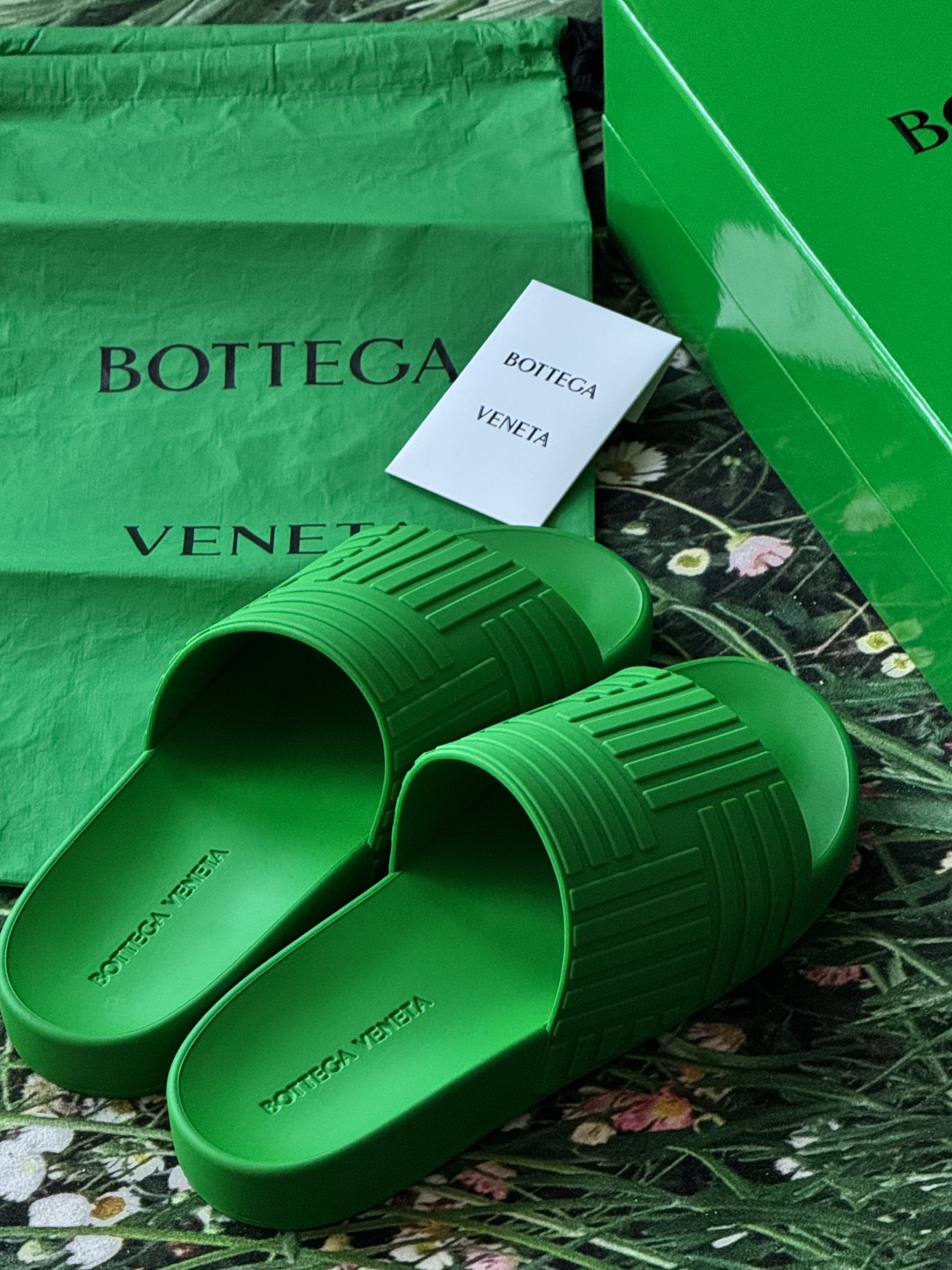 (W) Bottega Veneta Slider Parakeet, Bottega Veneta Rubber Slider Parakeet 착용 스타일 - 2