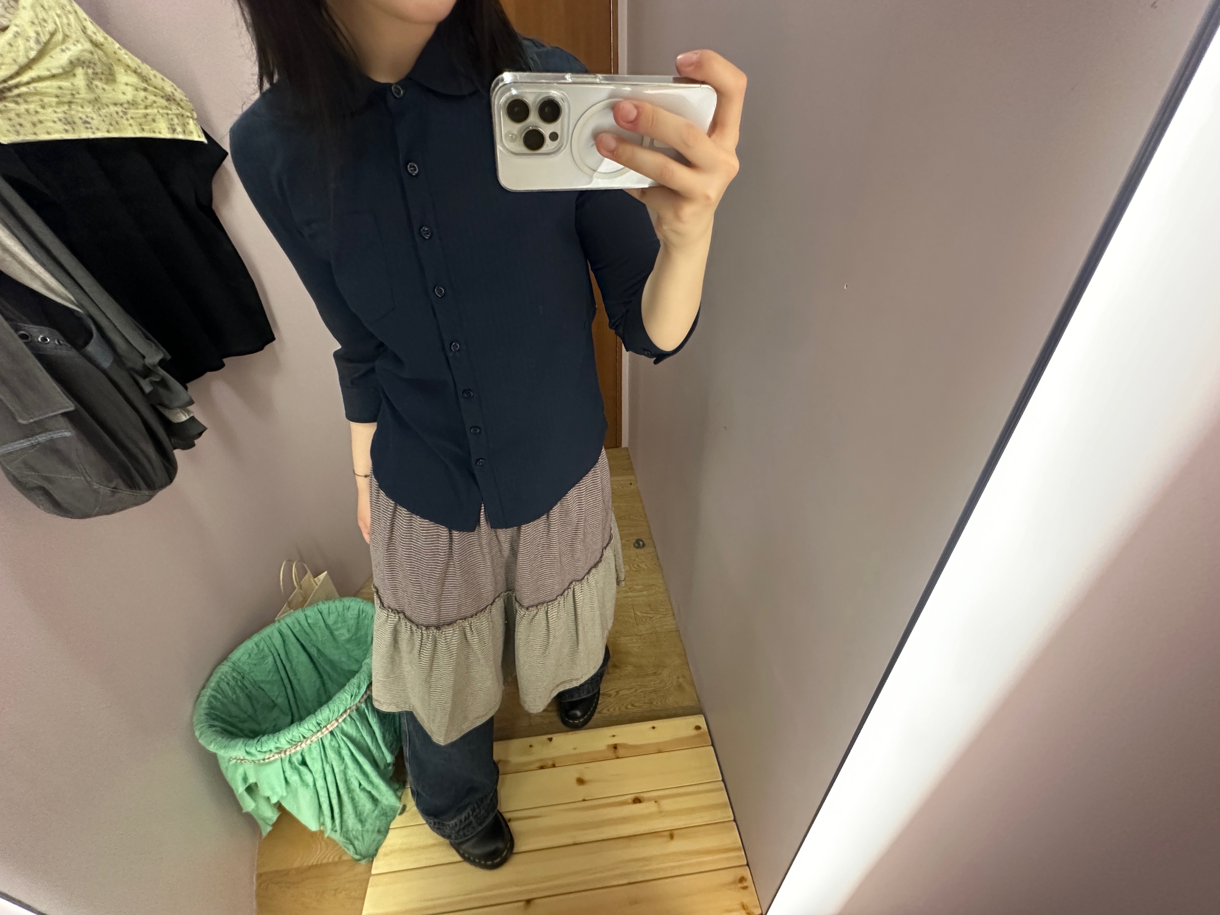 COYSEIO Round Collar Capri Shirt Navy, COYSEIO Colored Stripe Midi Skirt Grey Beige 착용 스타일 - 2