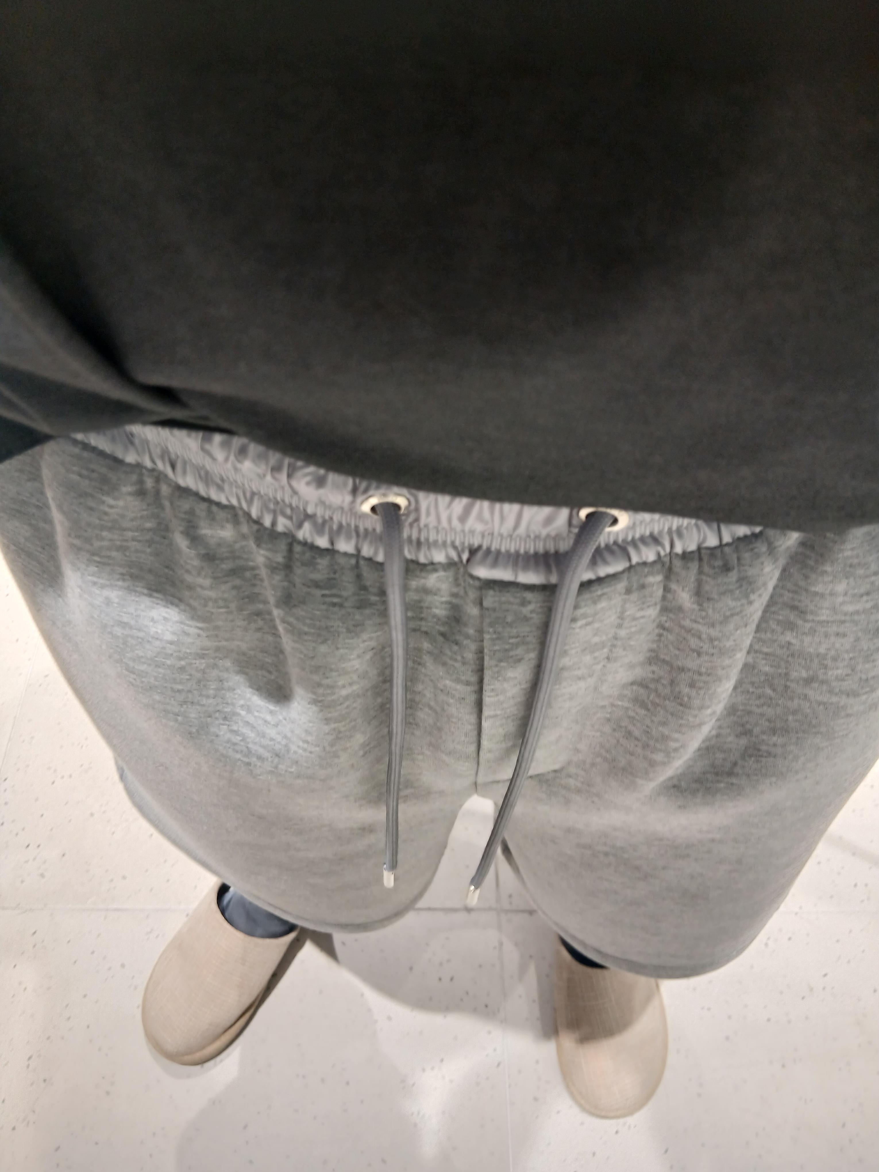 IRO Vibrio Banding Color-Block Long Bermuda Shorts Gray, Iro Corin Logo Cotton T-Shirt Gray 착용 스타일 - 6
