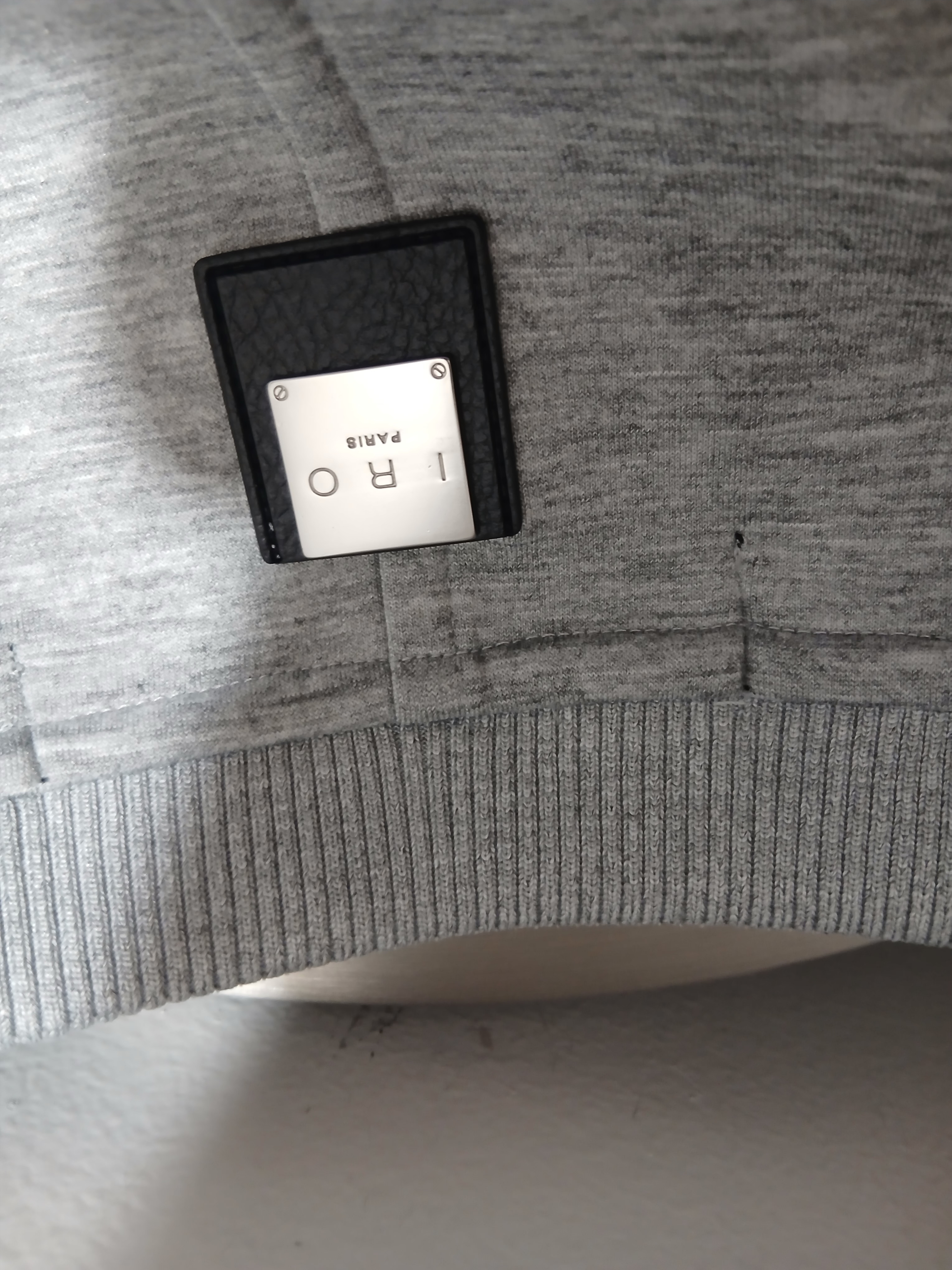 Iro Vasion Round Short Sleeve Cushion T-Shirt Gray, IRO Vibrio Banding Color-Block Long Bermuda Shorts Gray 착용 스타일 - 4