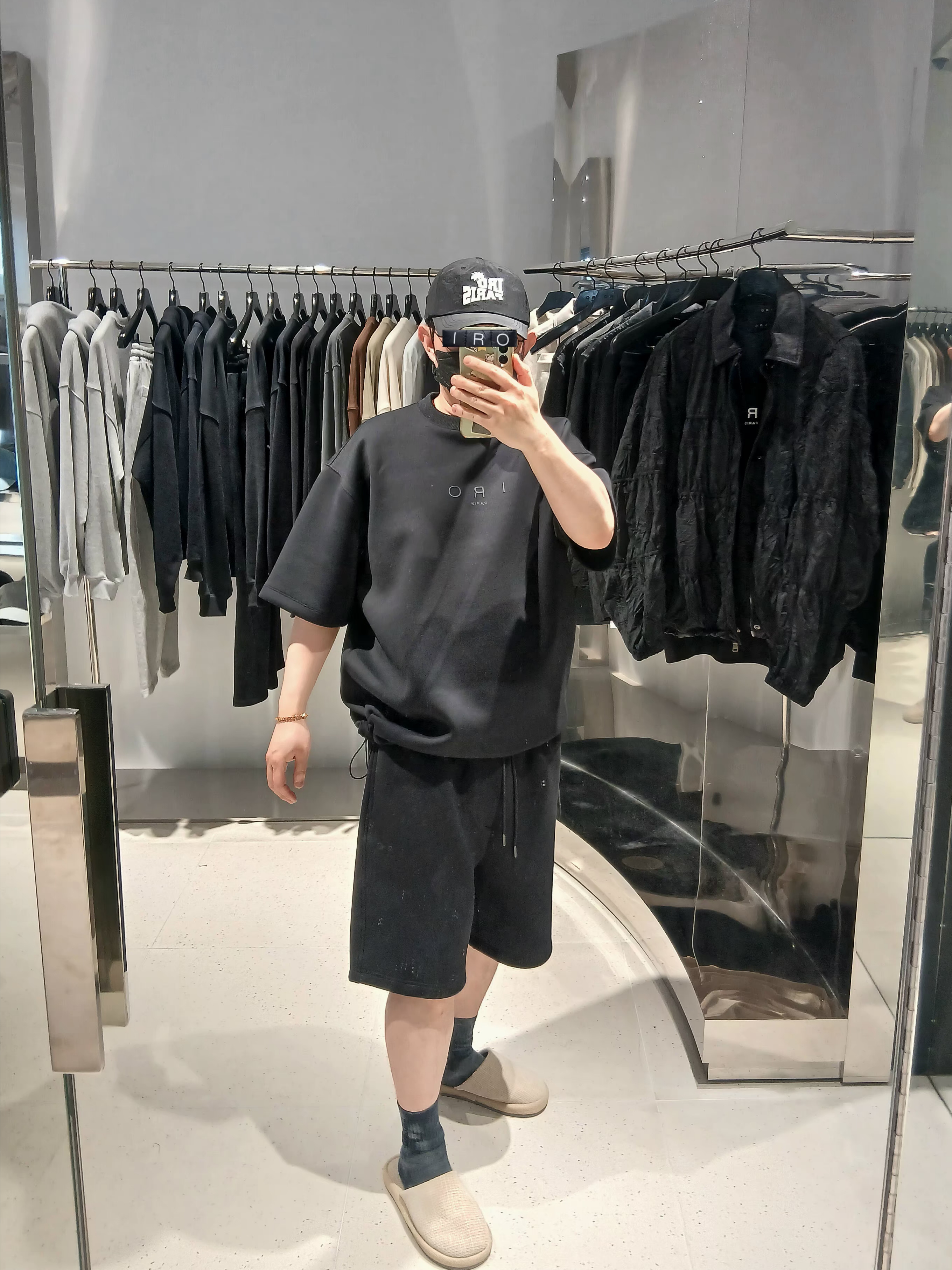Iro Vasion Round Short Sleeve Cushion T-Shirt Black, IRO Vibrio Banding Color-Block Long Bermuda Shorts Black 착용 스타일 - 2