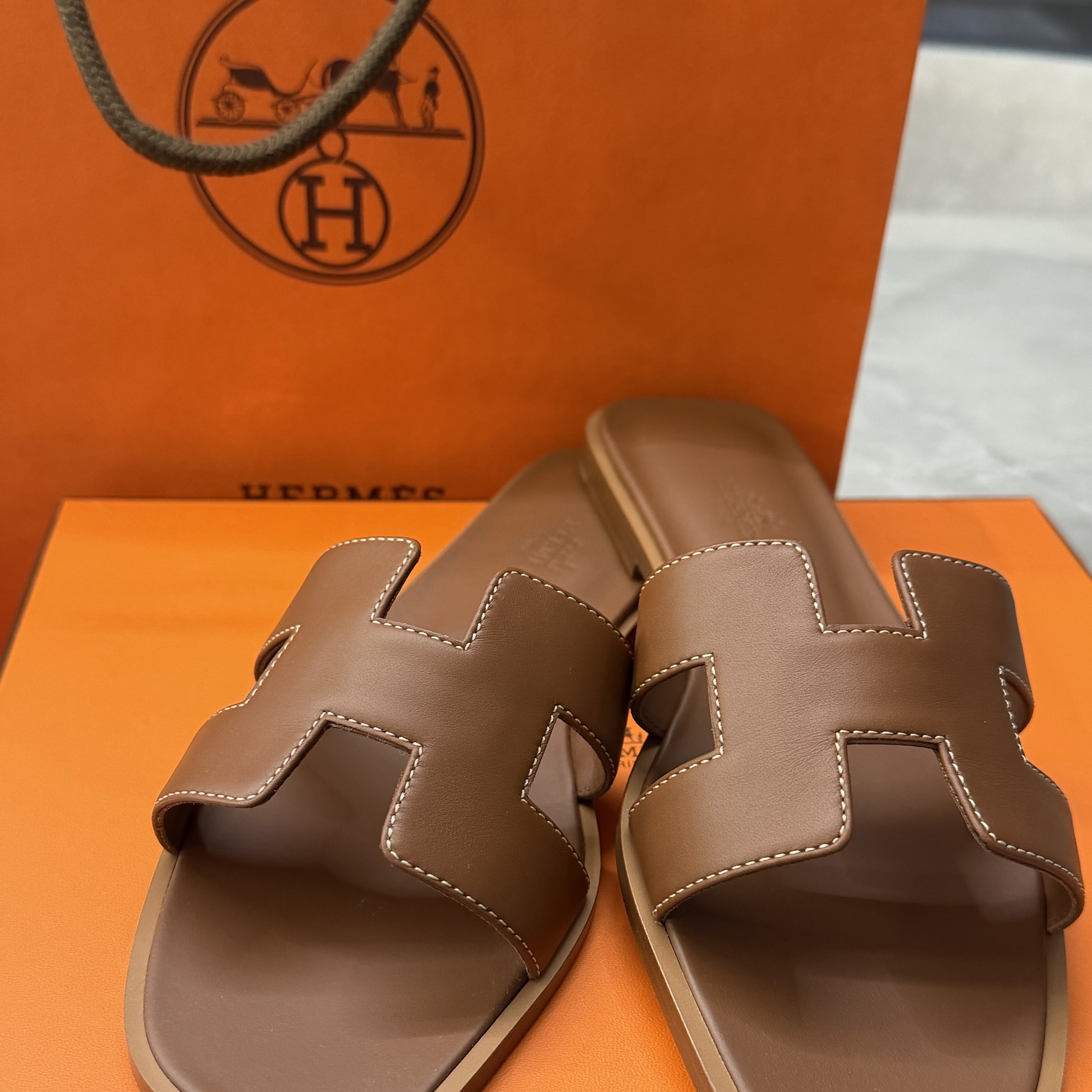 (W) Hermes Oran Sandal Calfskin & Gold Piqures Ecrues 착용 스타일