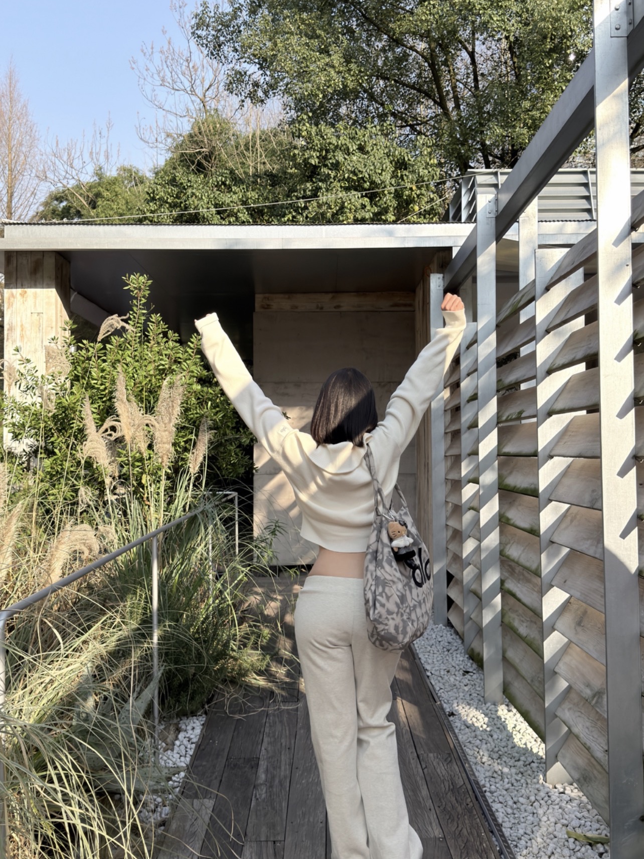 Alo Yoga Iconic Shopper Tote Bag Grey Tiedye 착용 스타일 - 2