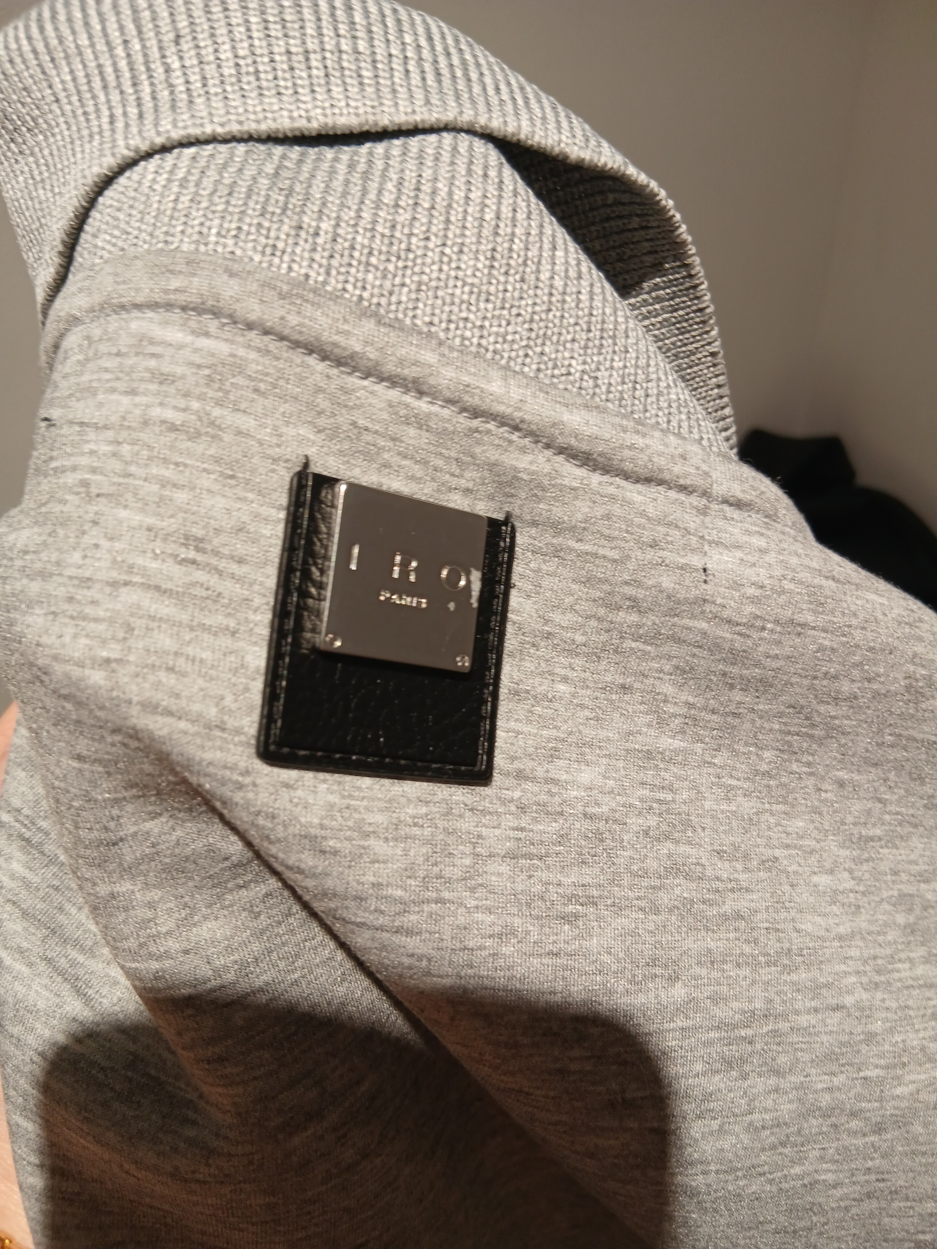 Iro Evasion Oversized Collar Short Sleeve Cushion T-Shirt Gray, IRO Vibrio Banding Color-Block Long Bermuda Shorts Gray 착용 스타일 - 4