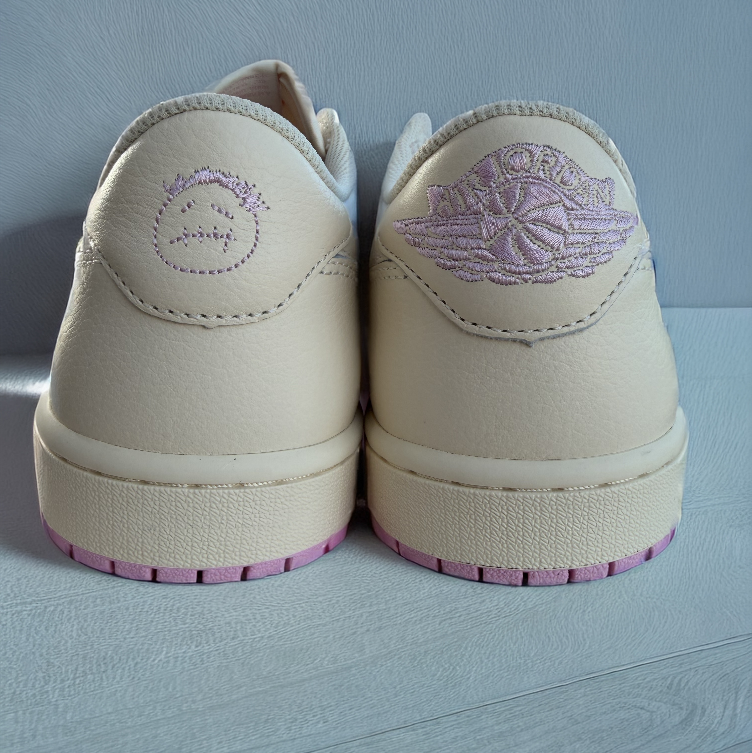Jordan 1 x Travis Scott Retro Low OG SP Sail Tropical Pink, Jordan 1 x Travis Scott Retro Low OG SP Muslin Shy Pink 착용 스타일 - 6