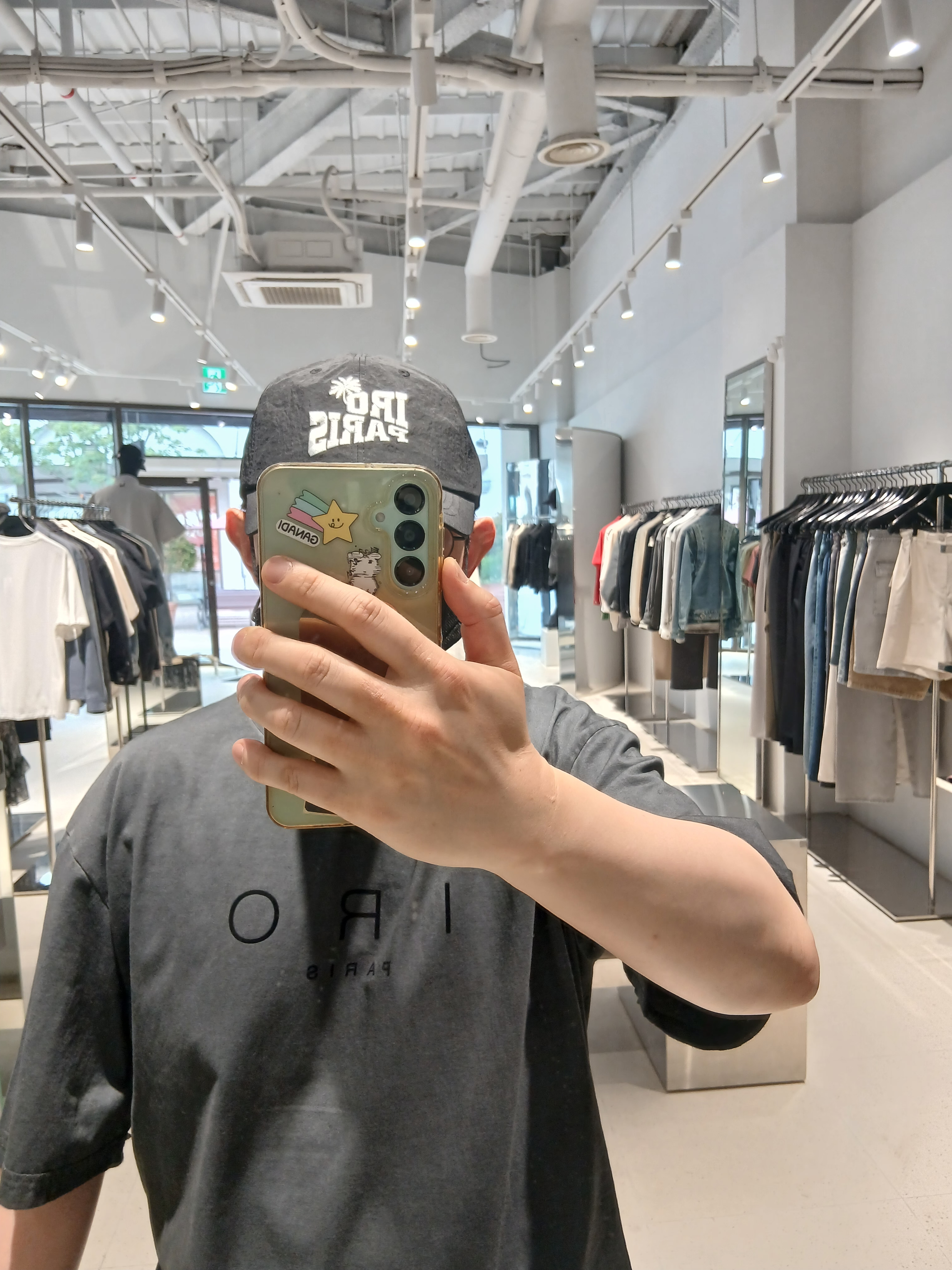 IRO Vibrio Banding Color-Block Long Bermuda Shorts Gray, Iro Corin Logo Cotton T-Shirt Gray 착용 스타일 - 3