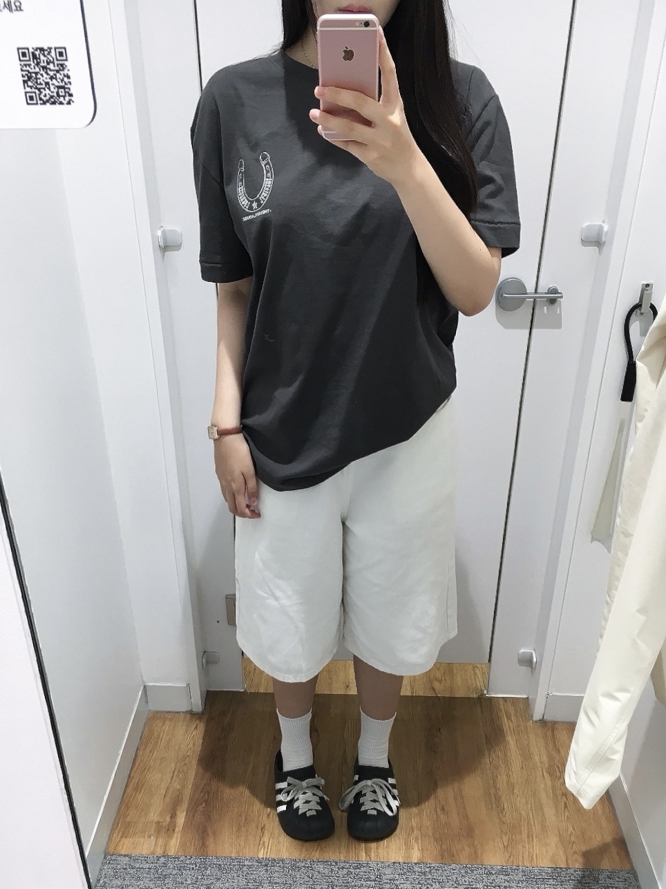 [KREAM 단독] Thevinylhouse Lucky House Tee Charcoal 착용 스타일 - 1