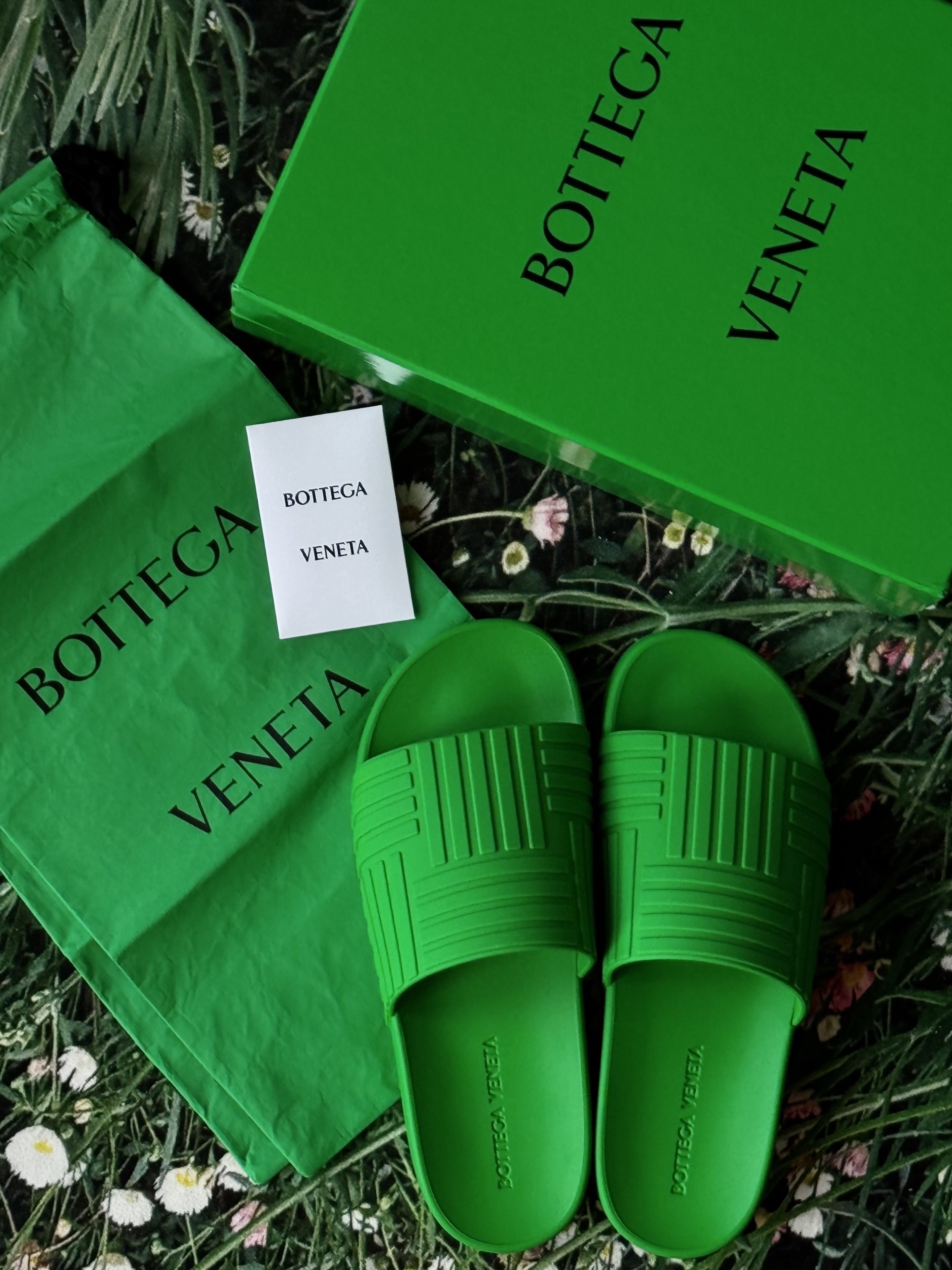 (W) Bottega Veneta Slider Parakeet, Bottega Veneta Rubber Slider Parakeet 착용 스타일 - 8