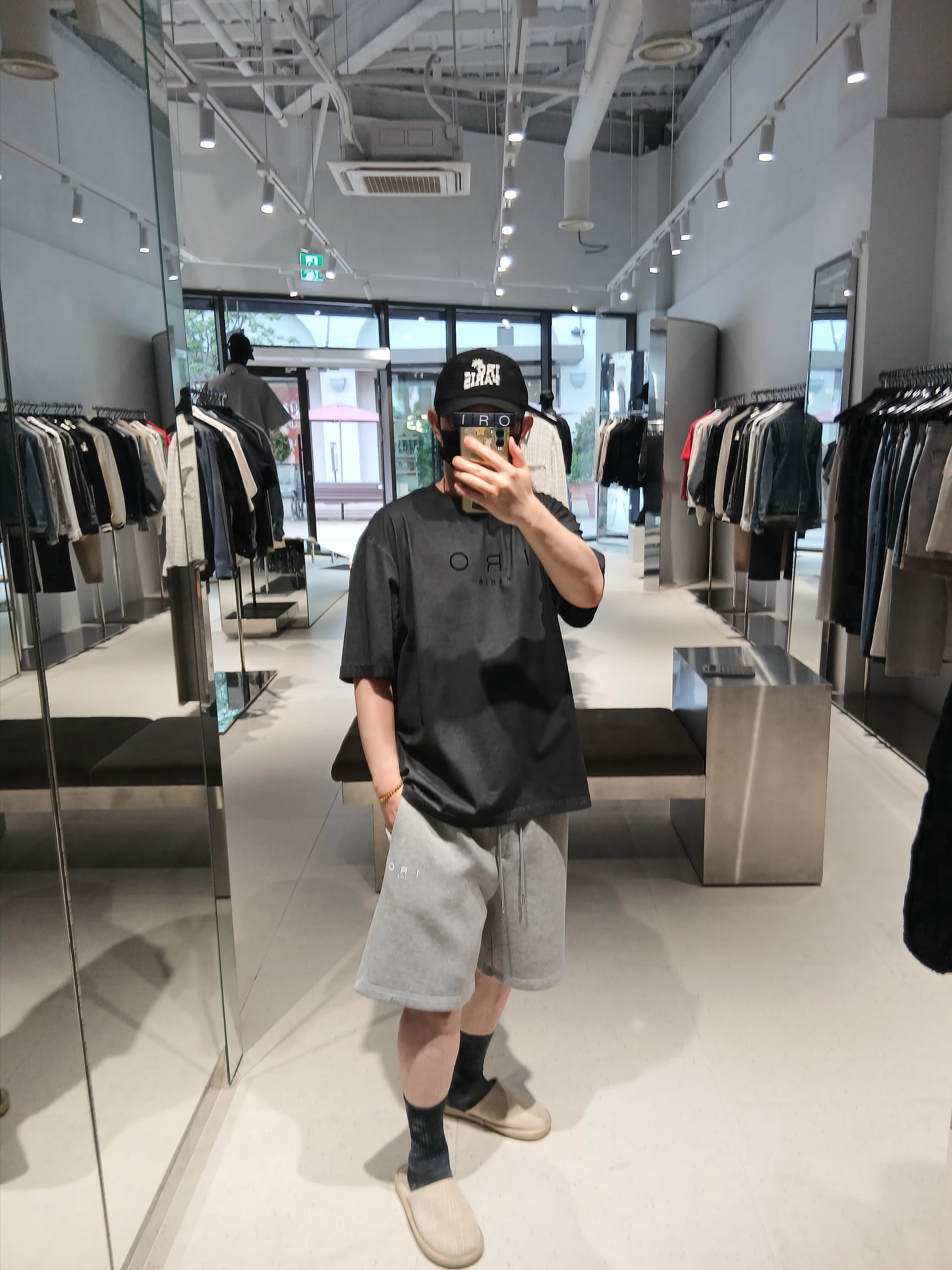 IRO Vibrio Banding Color-Block Long Bermuda Shorts Gray, Iro Corin Logo Cotton T-Shirt Gray 착용 스타일 - 5