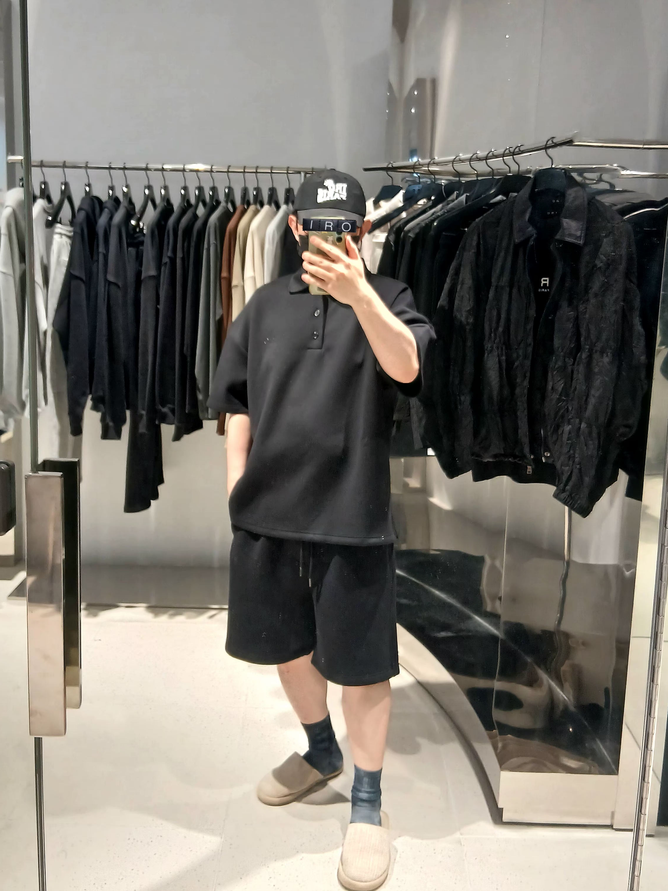 Iro Evasion Oversized Collar Short Sleeve Cushion T-Shirt Black, IRO Vibrio Banding Color-Block Long Bermuda Shorts Black 착용 스타일 - 2