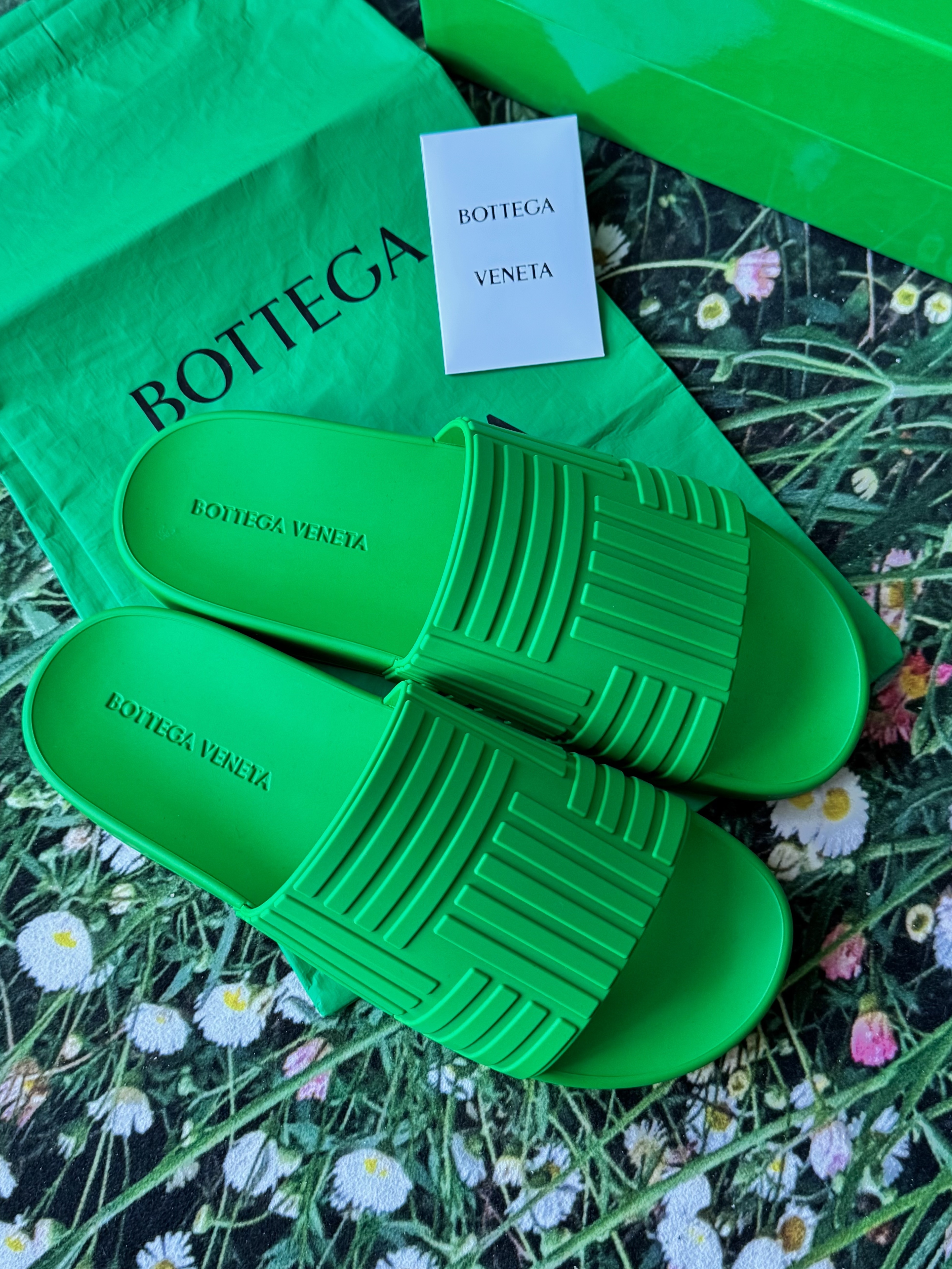 (W) Bottega Veneta Slider Parakeet, Bottega Veneta Rubber Slider Parakeet 착용 스타일 - 4