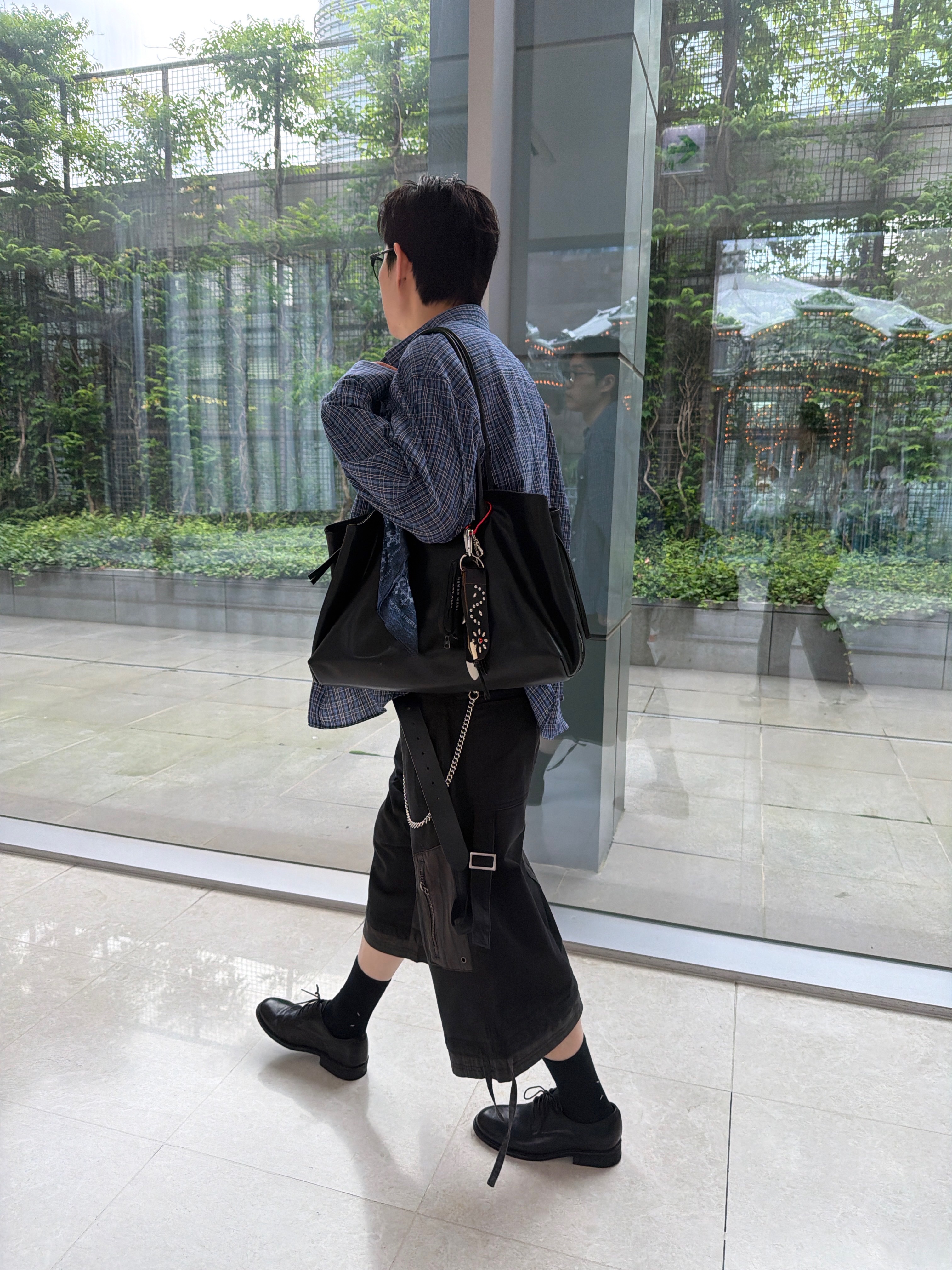 ETCE Layered Cargo Bermuda Shorts Black 착용 스타일 - 3