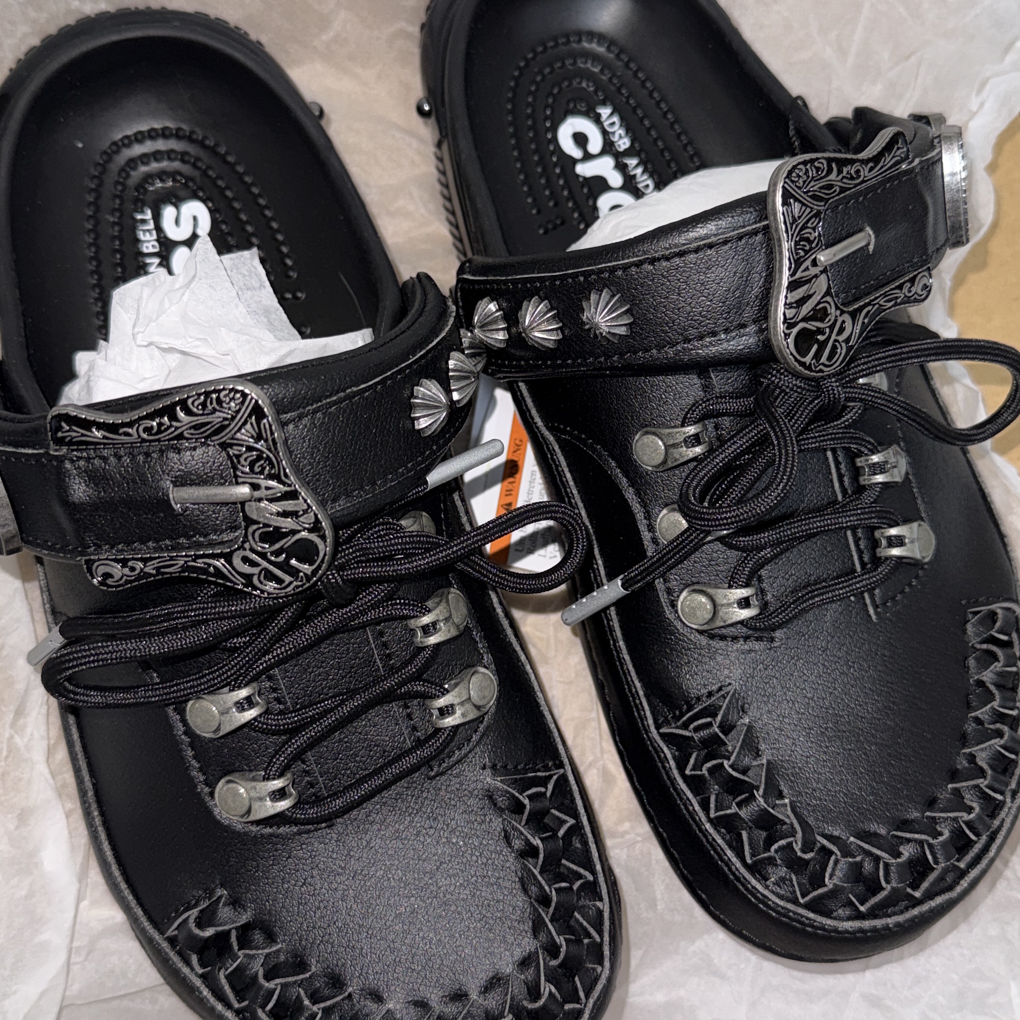 Crocs x Andersson Bell Classic Clog Black 착용 스타일