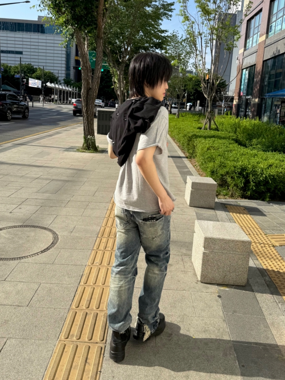 ROARINGRAD Double Layered Damage T-Shirt Black 착용 스타일 - 2