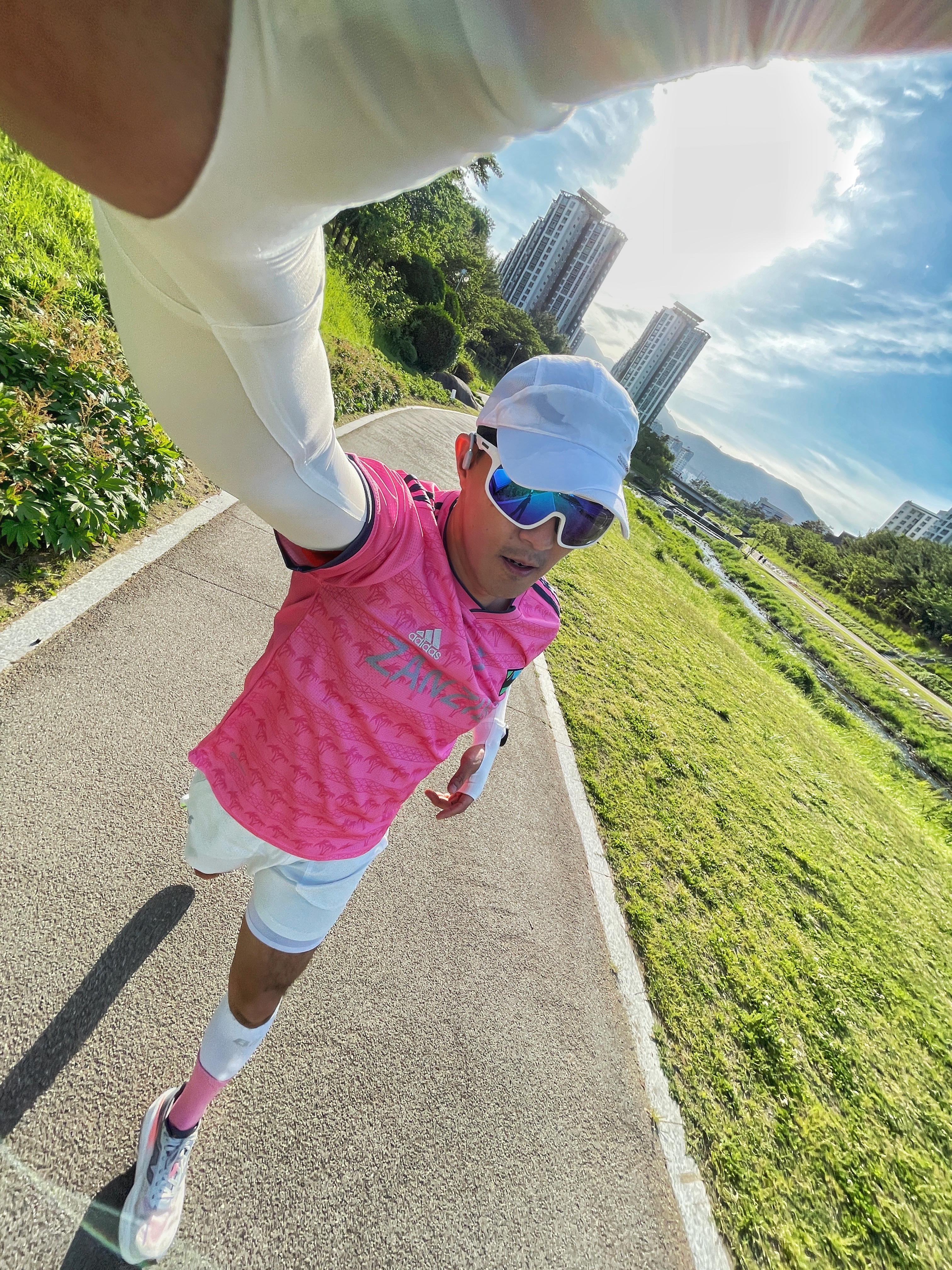 Nike Vomero 18 Orange Chalk Total Orange, New Balance TCS NYC Marathon FuelCell Rebel v5 Grapefruit Grey Matter - D Standard 착용 스타일 - 5