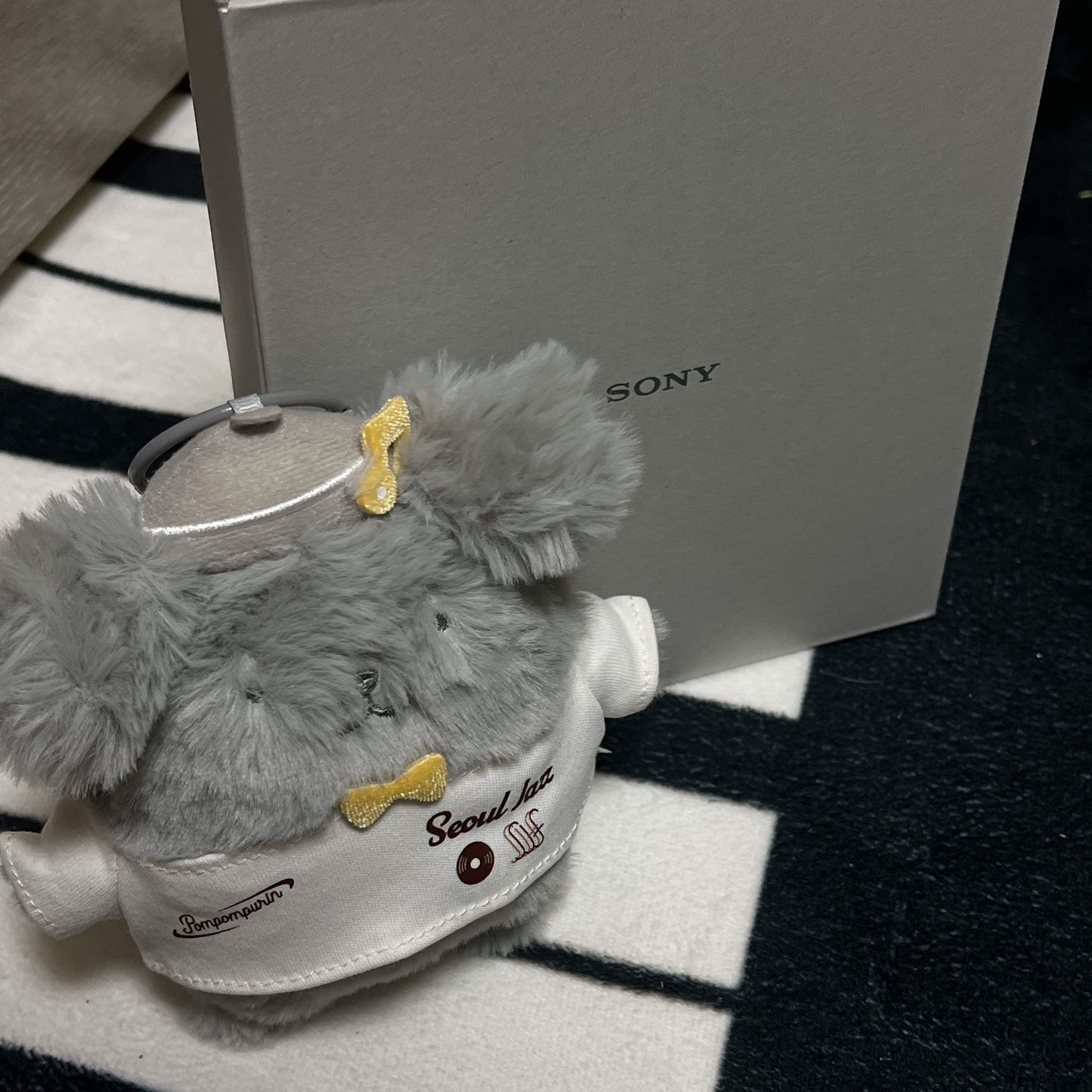 SJF X POMPOMPURIN PLUSH KEYCHAIN - GRAY 착용 스타일 - 1