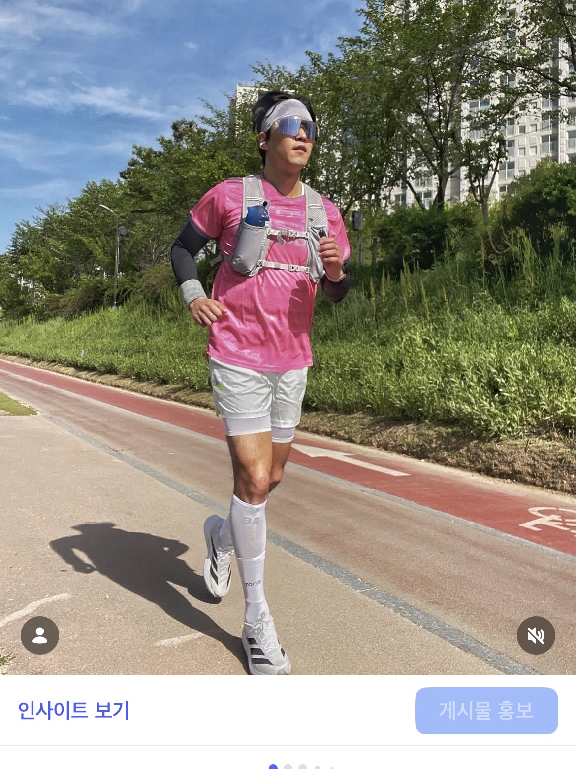 Nike Vomero 18 Orange Chalk Total Orange, New Balance TCS NYC Marathon FuelCell Rebel v5 Grapefruit Grey Matter - D Standard 착용 스타일 - 7