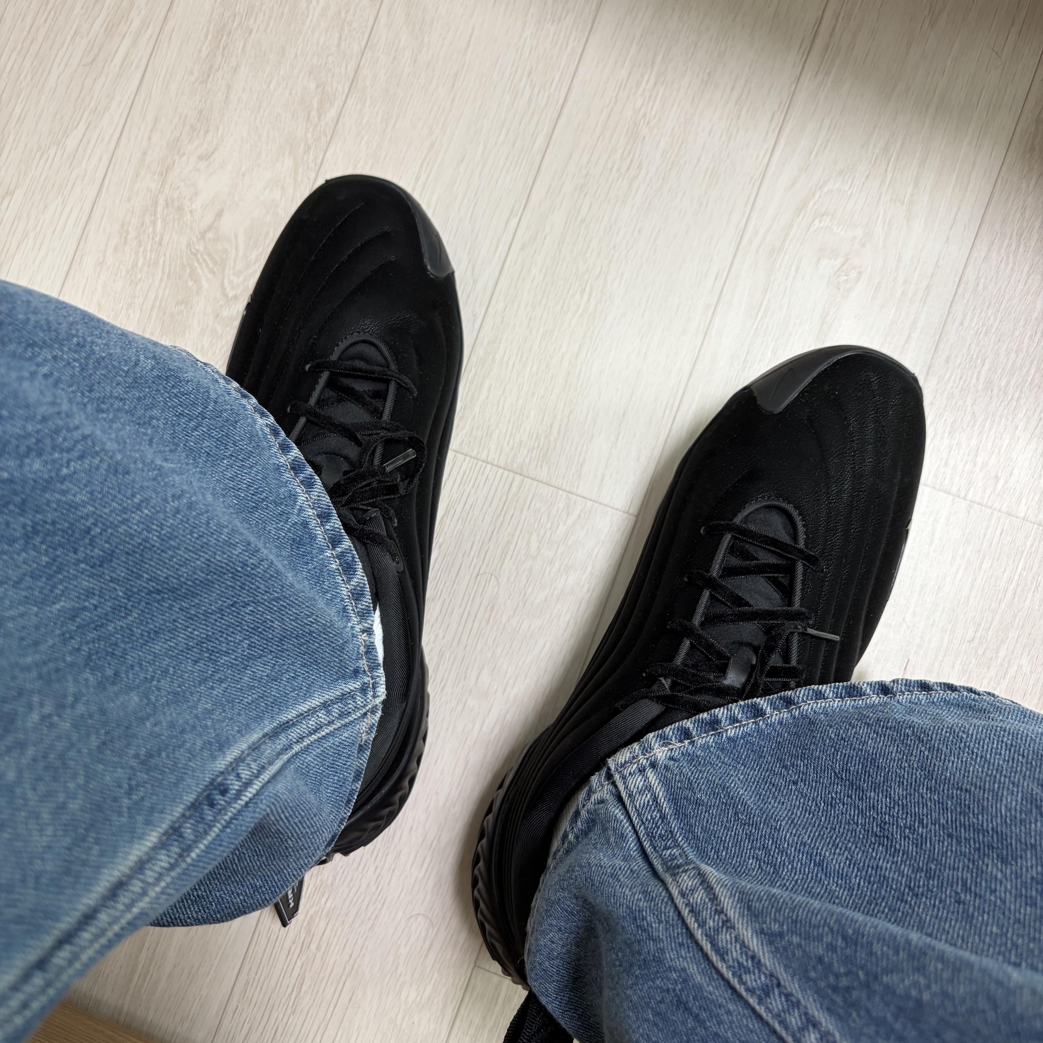 (W) Nike Astra Ultra Triple Black 착용 스타일