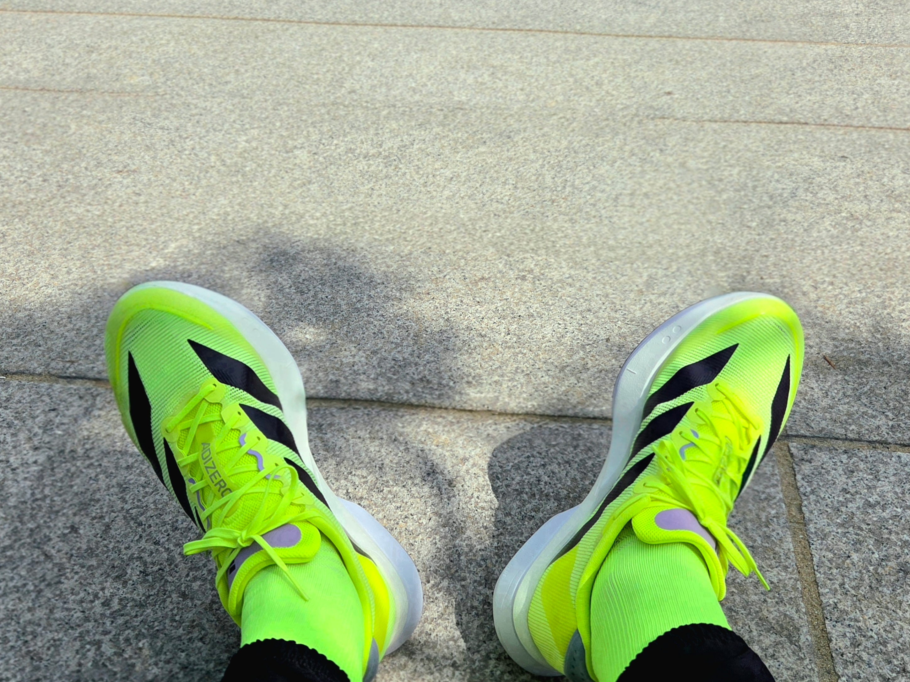 Adidas Adizero Boston 13 Solar Yellow Aurora Plum 착용 스타일