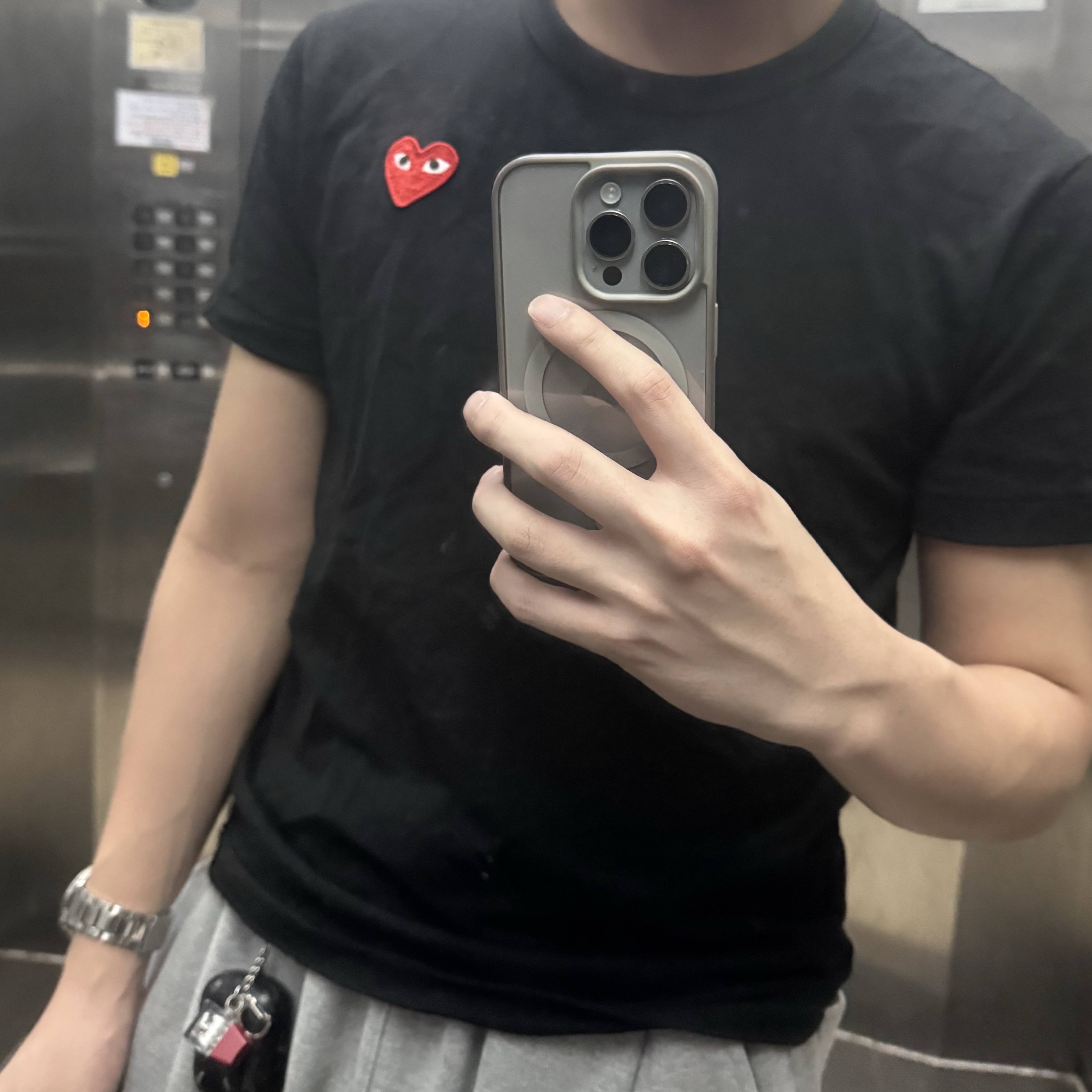 Play Comme des Garcons Red Heart T-Shirt Black 착용 스타일