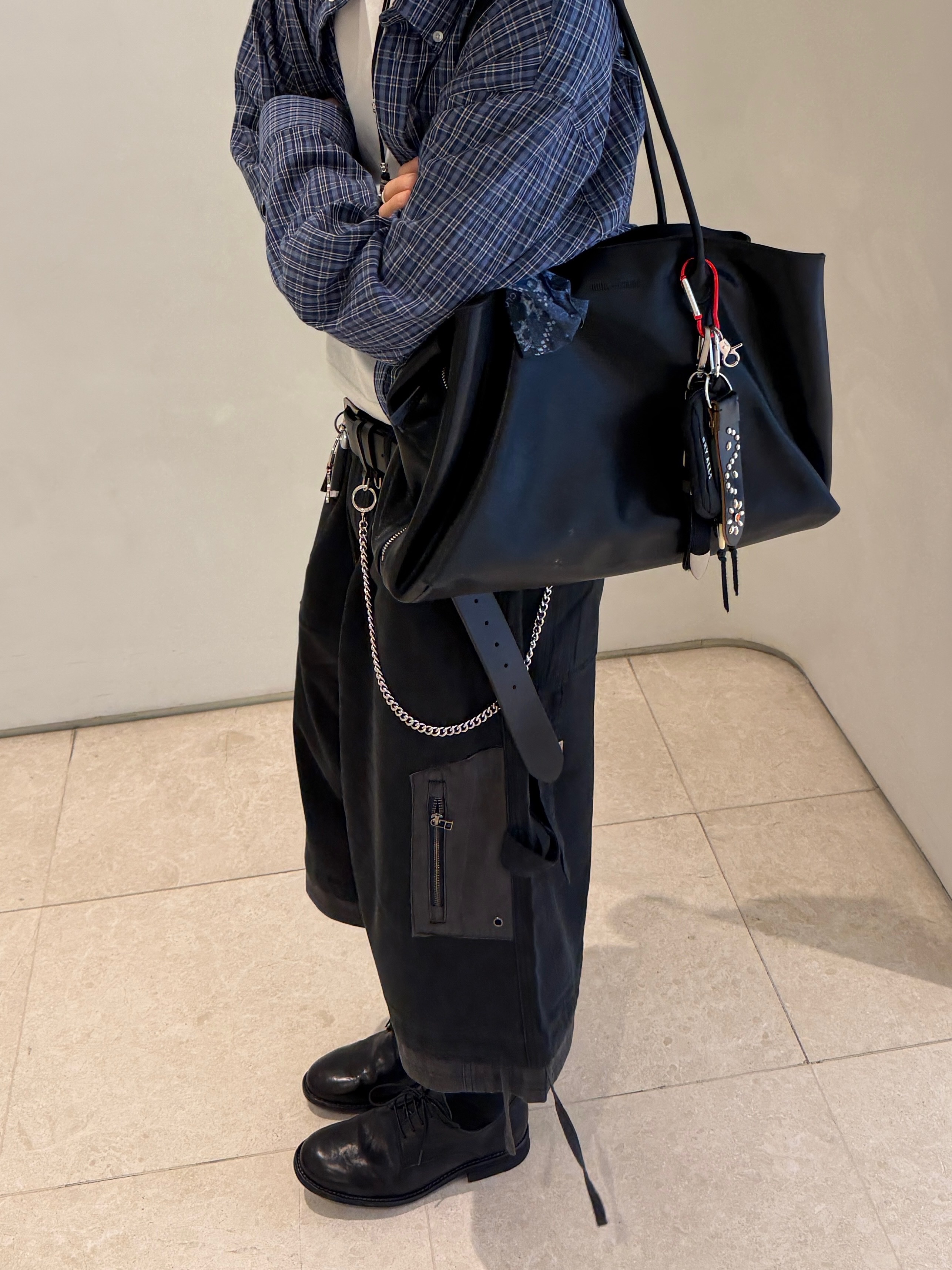 ETCE Layered Cargo Bermuda Shorts Black 착용 스타일 - 4