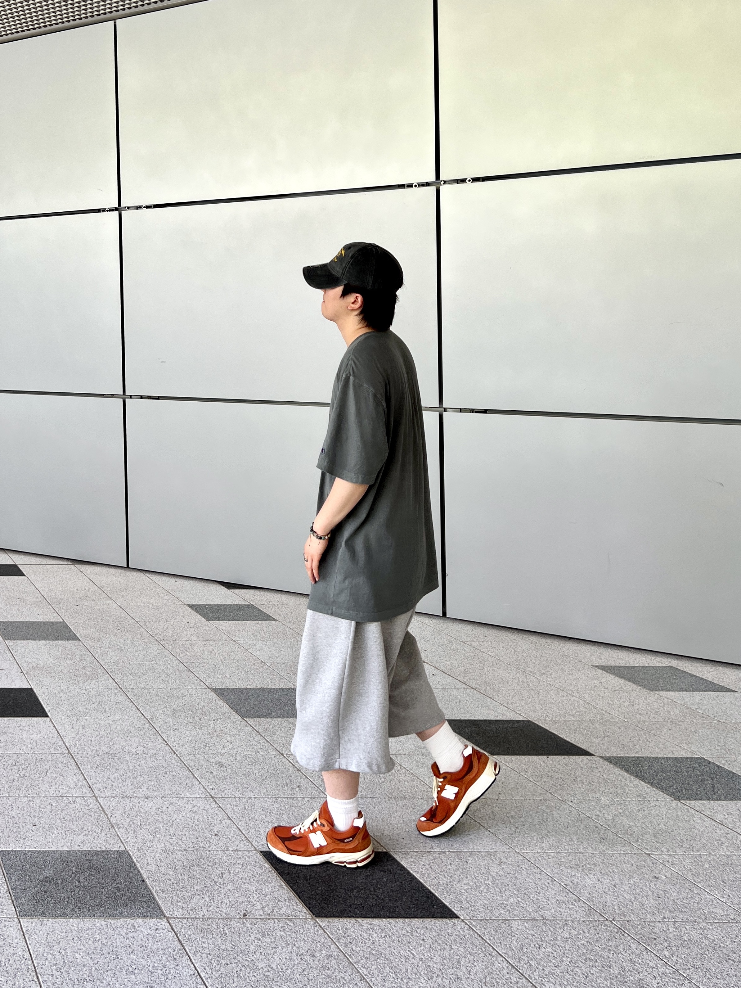 New Balance 2002R Rust Oxide 착용 스타일 - 2