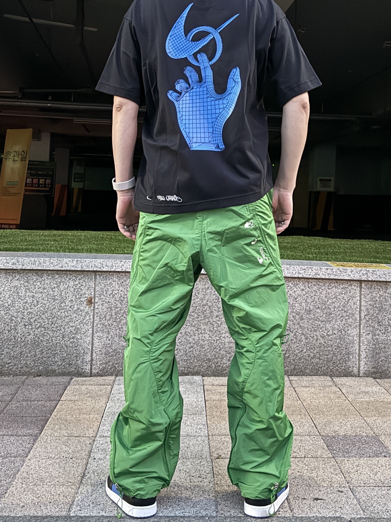Nike x Off-White NRG T-Shirt Black - Asia, Nike x Off-White Woven Pants Kelly Green - Asia 착용 스타일