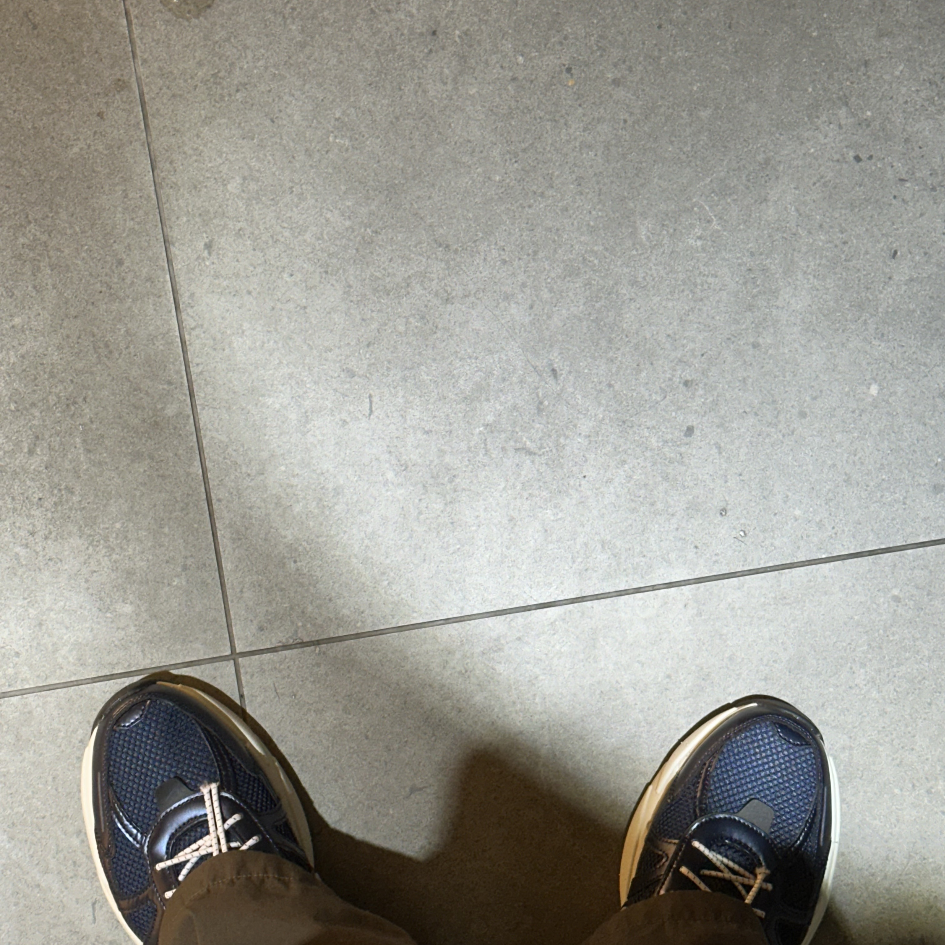 Nike V2K Run Obsidian Thunder Blue, Casio LTP-V007L-7B1 착용 스타일 - 1