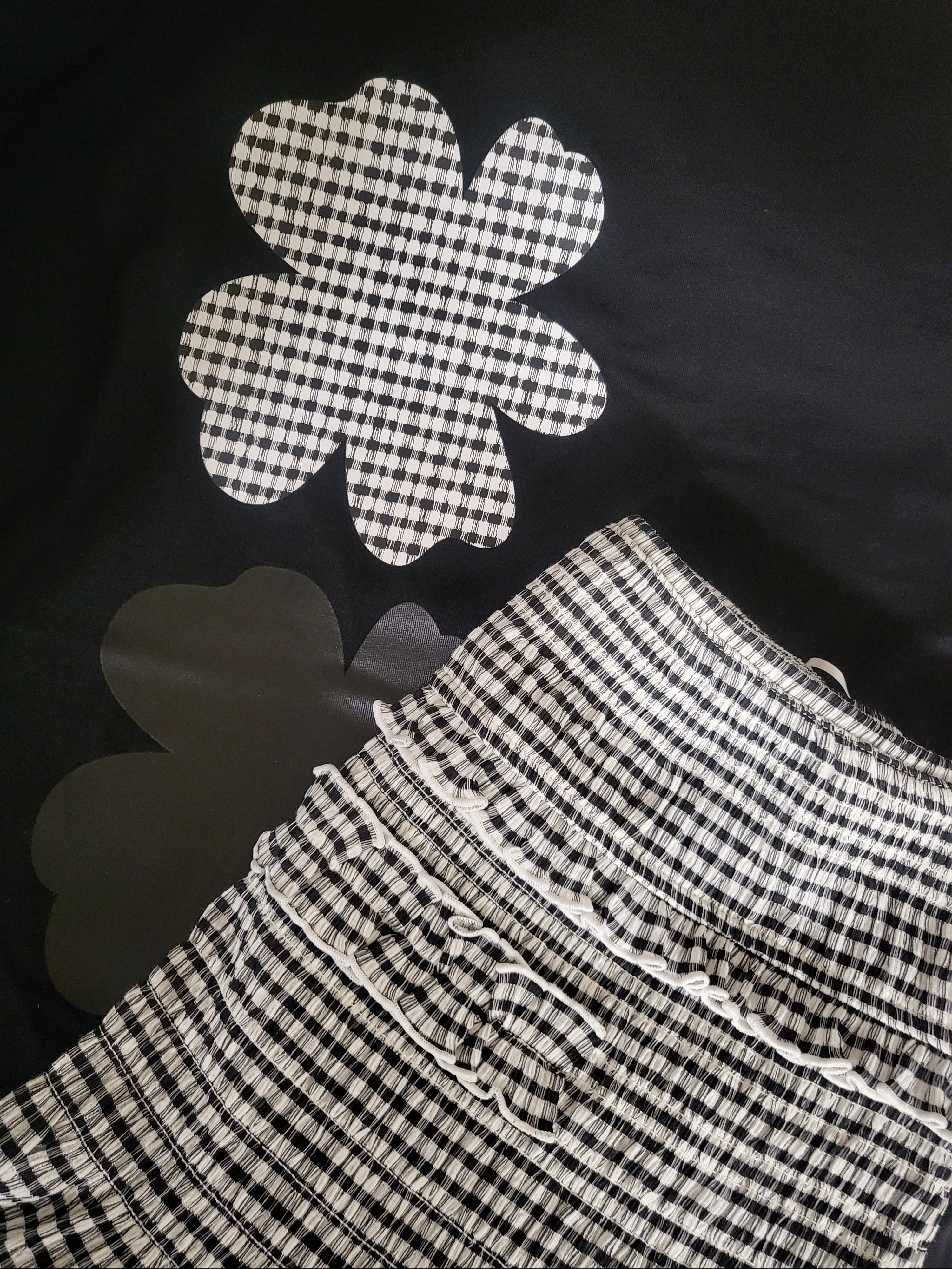 (W) Uniqlo x Cecilie Bahnsen Graphic T-Shirt Black, (W) Uniqlo x Cecilie Bahnsen Shirring Skirt Off White 착용 스타일
