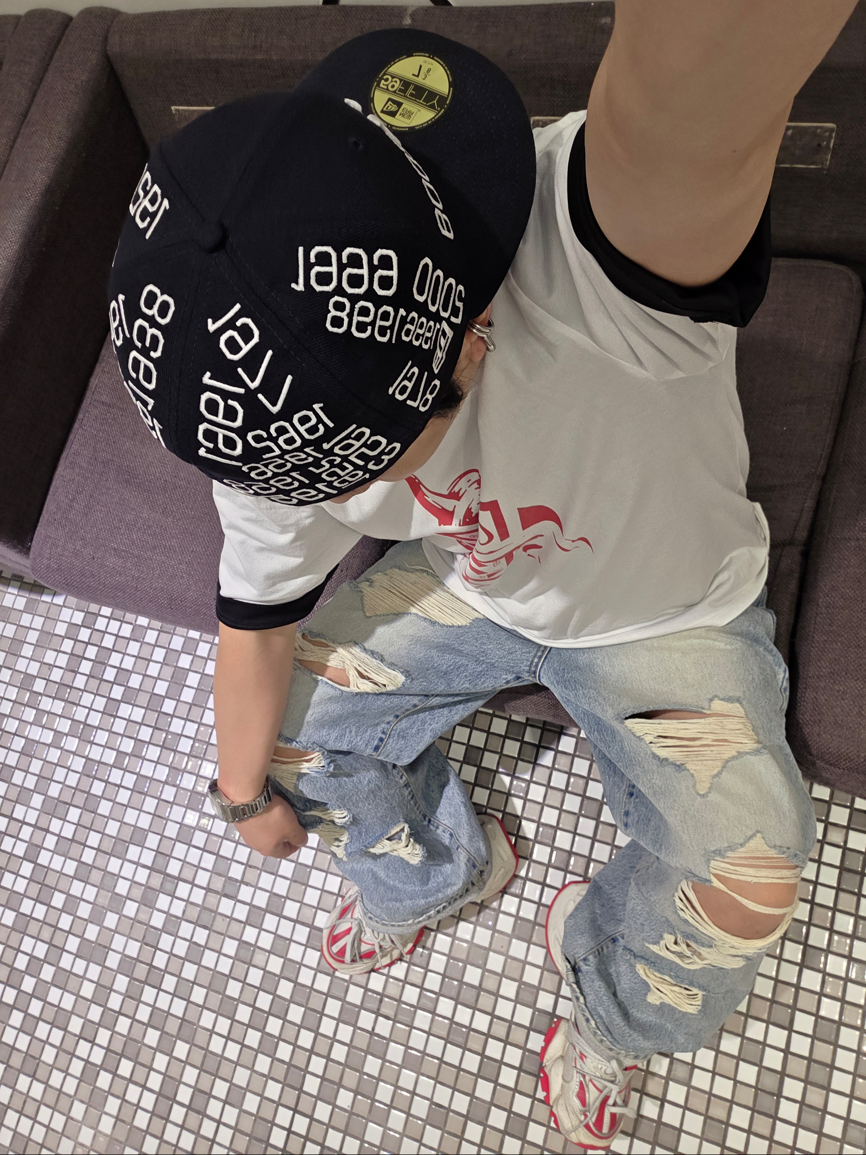 GUESS Jeans x Hysteric Glamour Printed T-Shirt White Multi, Adidas Vento XLG Deluxe Sneakers White Red 착용 스타일 - 2