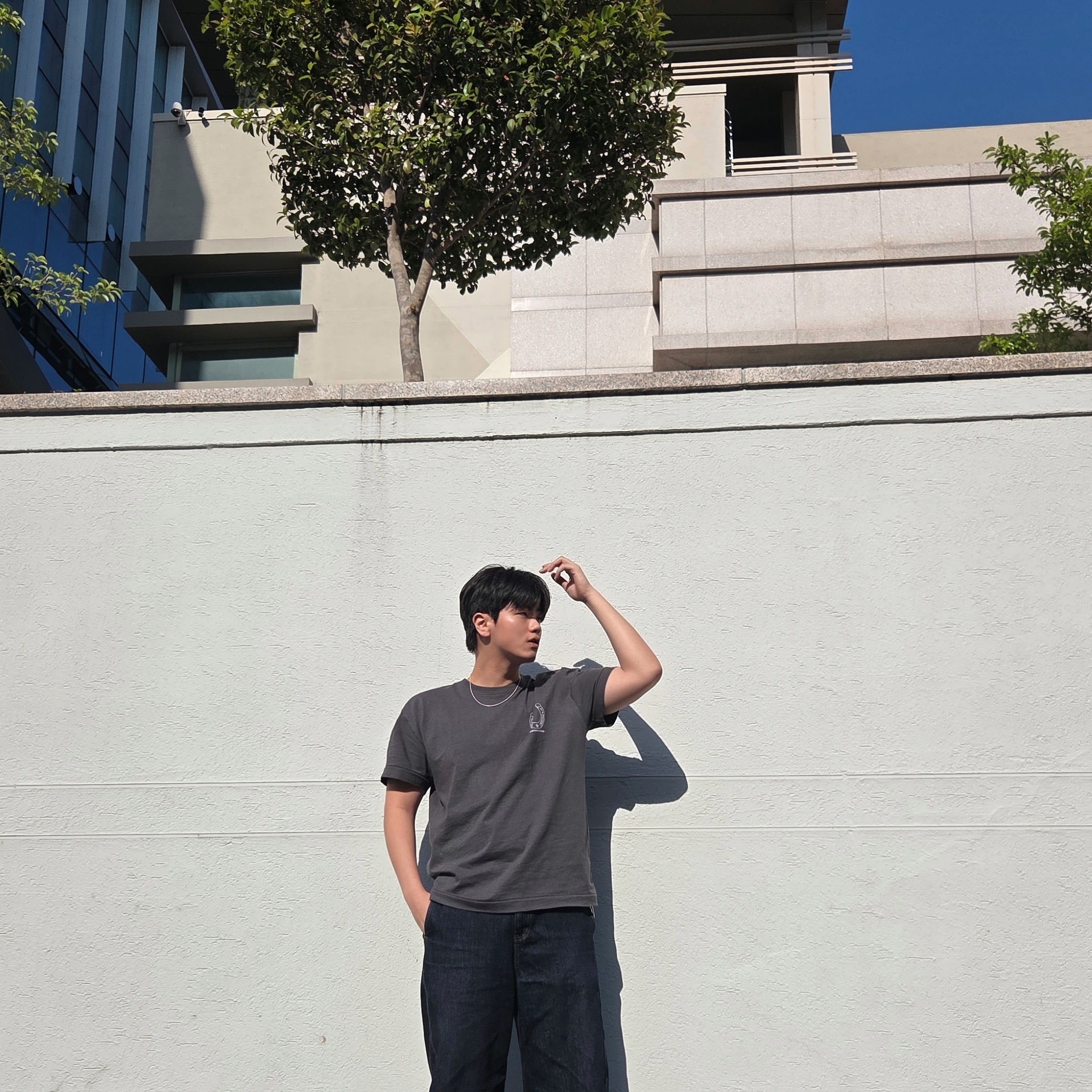 [KREAM 단독] Thevinylhouse Lucky House Tee Charcoal 착용 스타일 - 2