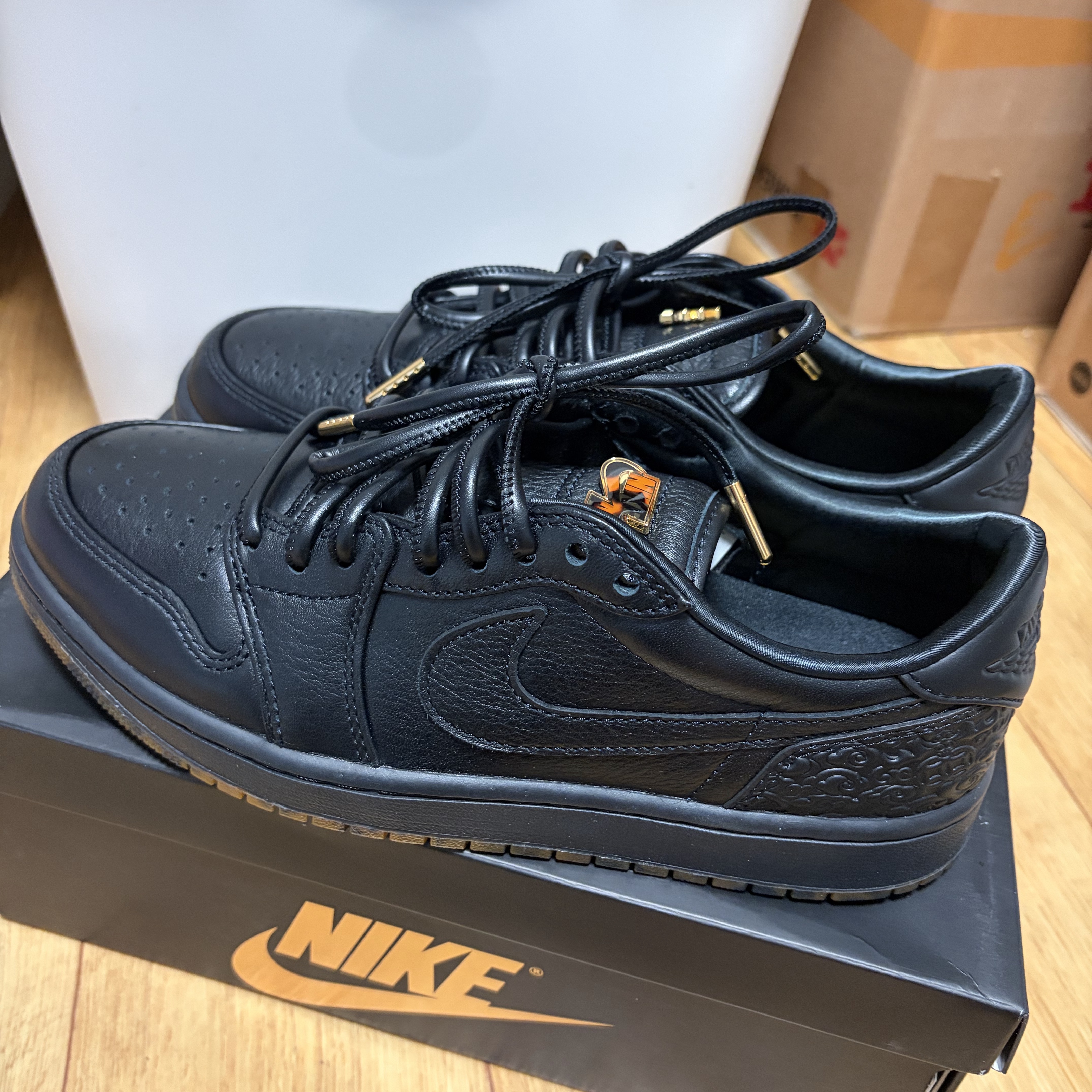 Jordan 1 Retro Low OG Black Metallic Gold 착용 스타일 - 1
