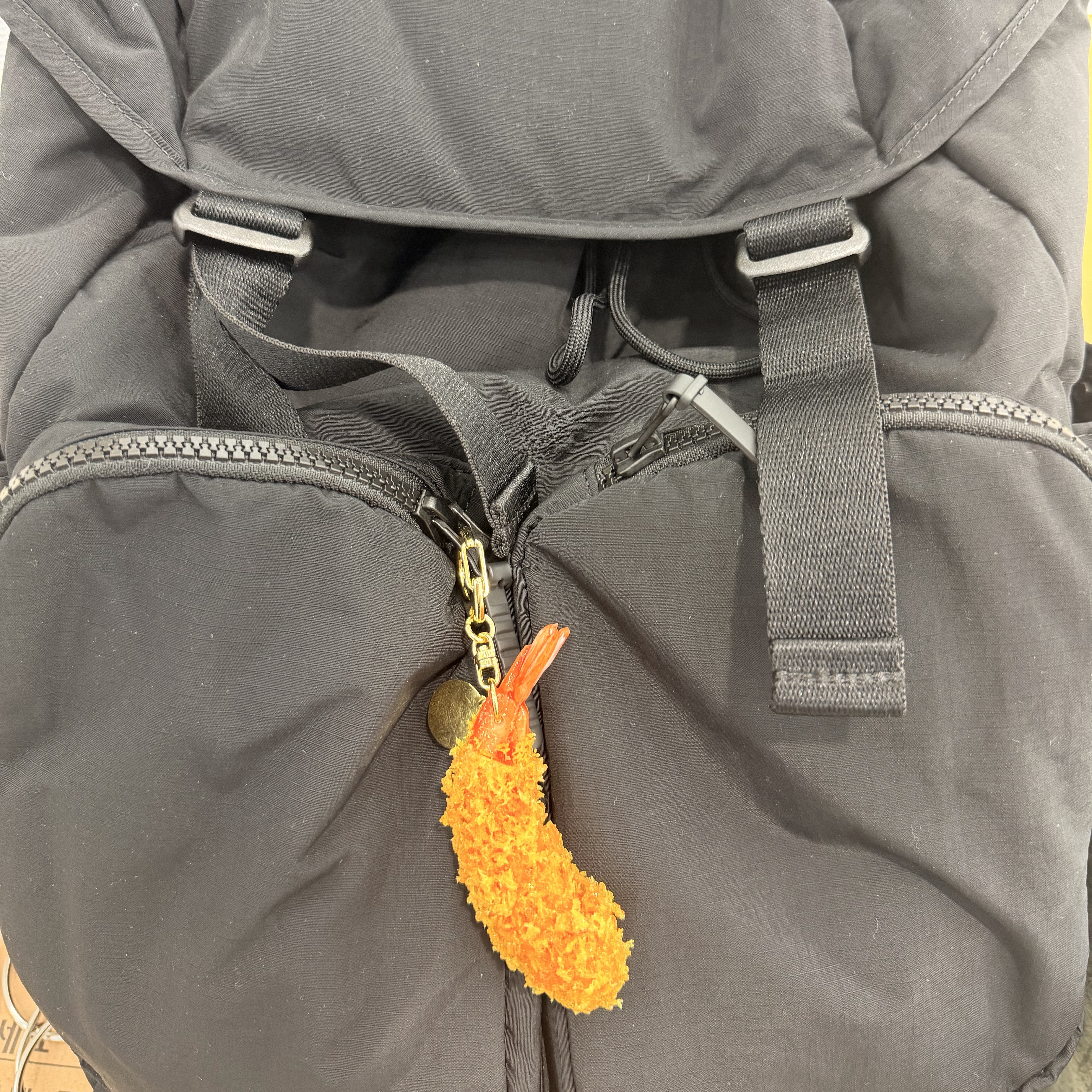 Beams x Sanpuru Key Holder Shrimp Fried, Uniqlo Multi Pocket Backpack Black 착용 스타일