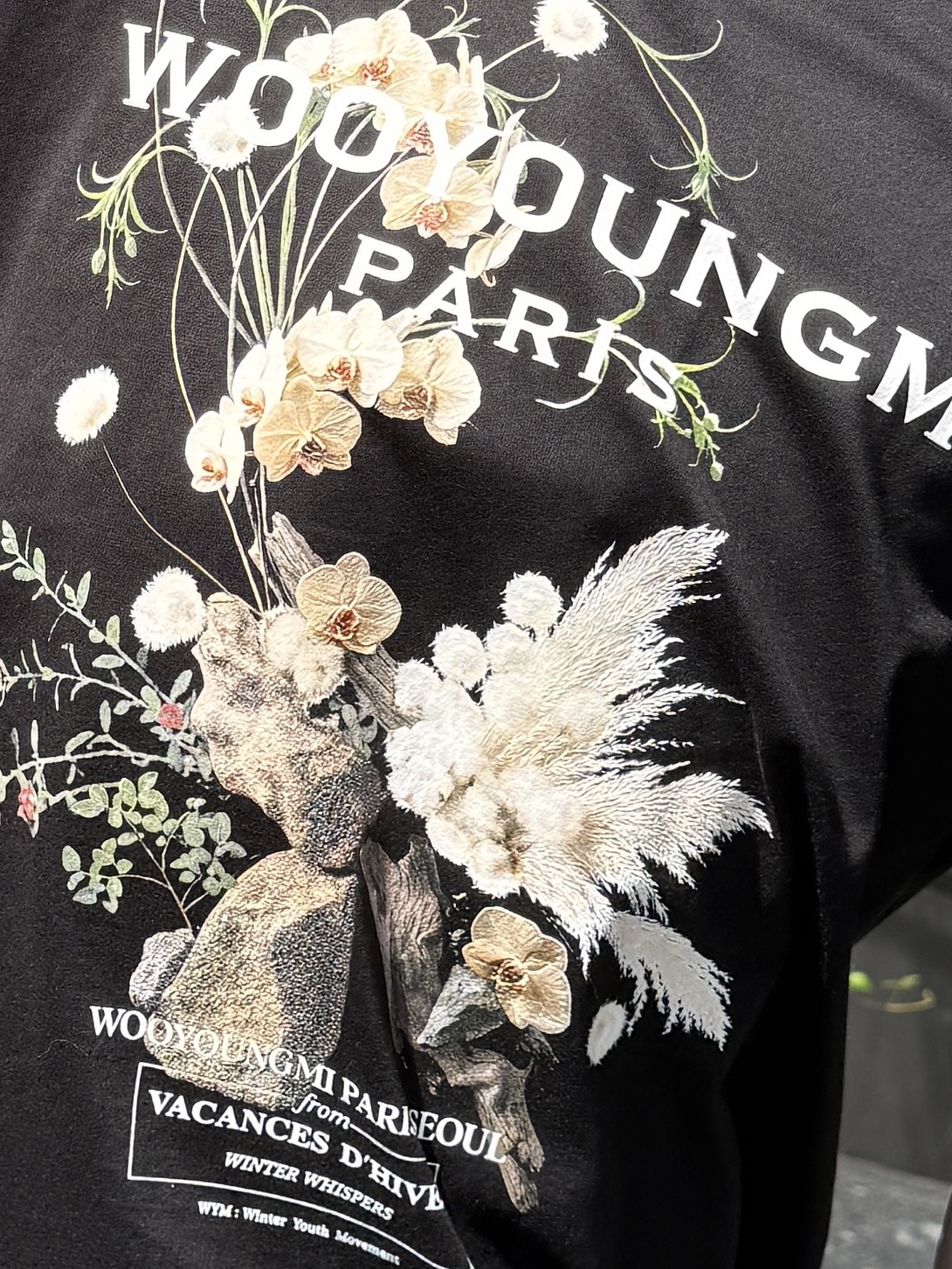 Wooyoungmi Flower Back Logo T-Shirt Black - 26FW 착용 스타일 - 3
