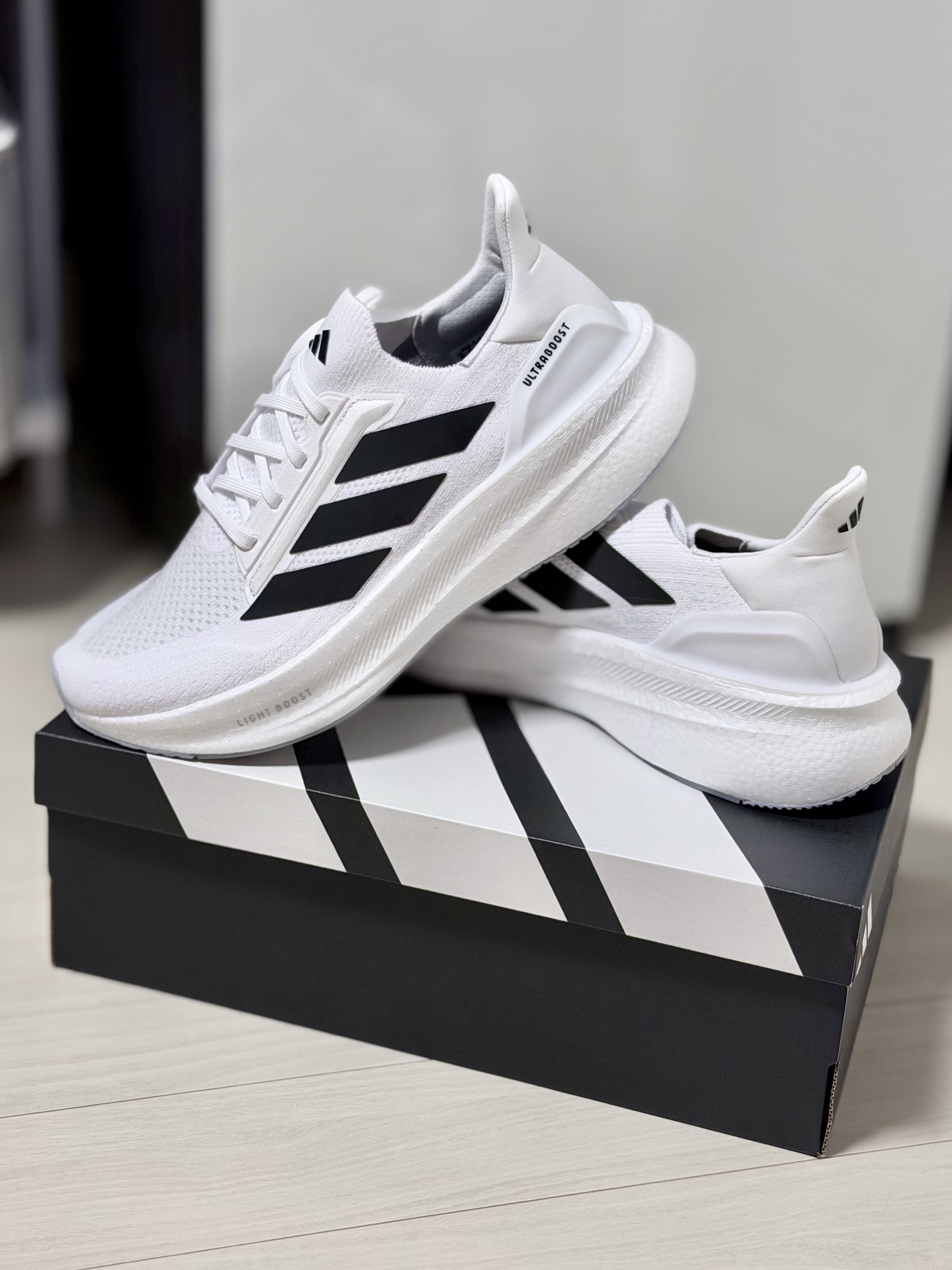 Adidas Ultraboost 5X Cloud White Core Black 착용 스타일