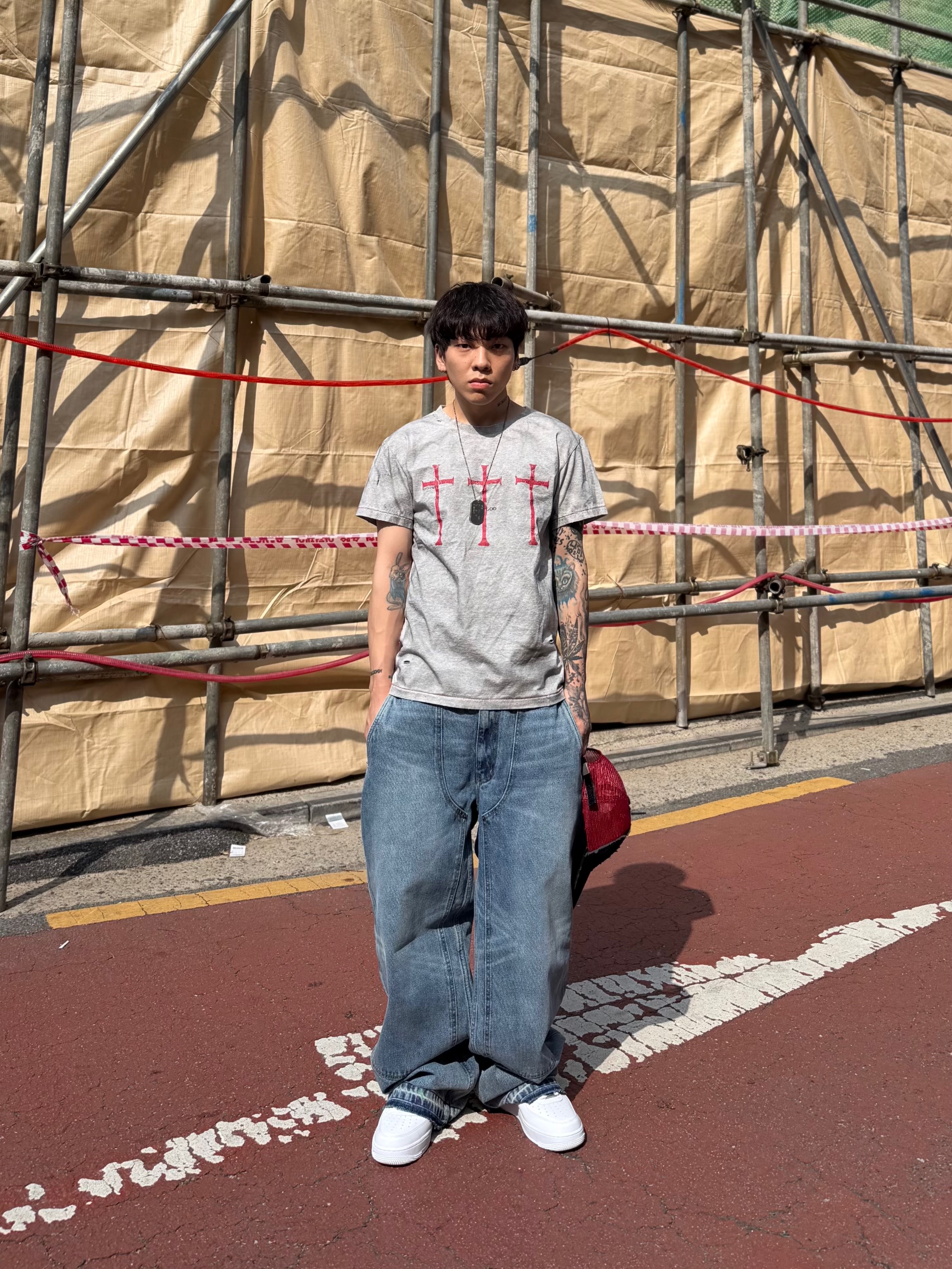 Nike Air Force 1 '07 Low White, tornortied Messiah T-Shirt
Gray 착용 스타일 - 5