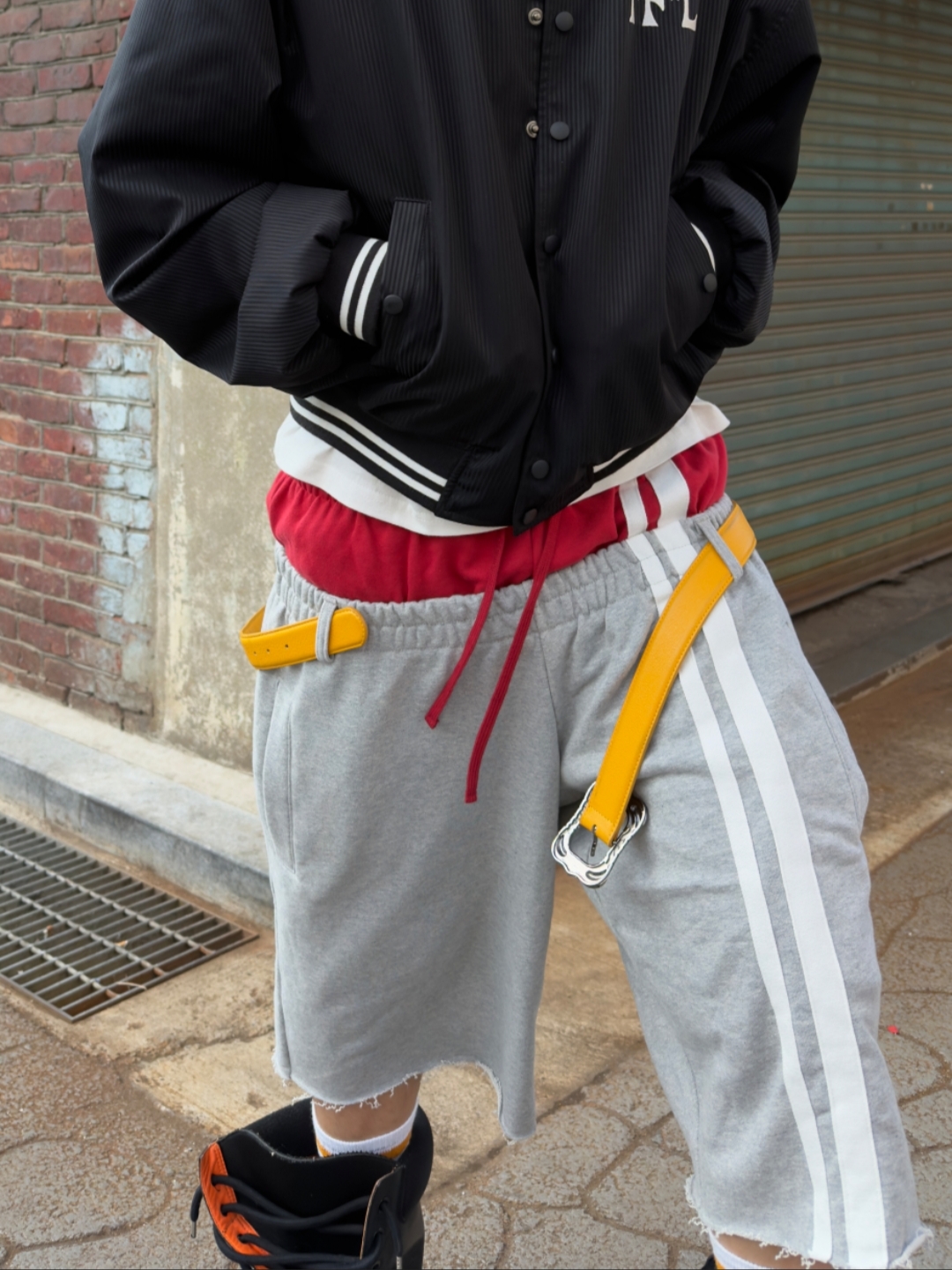 ROARINGRAD Double Waist Bermuda Sweat Pants Gray 착용 스타일 - 1