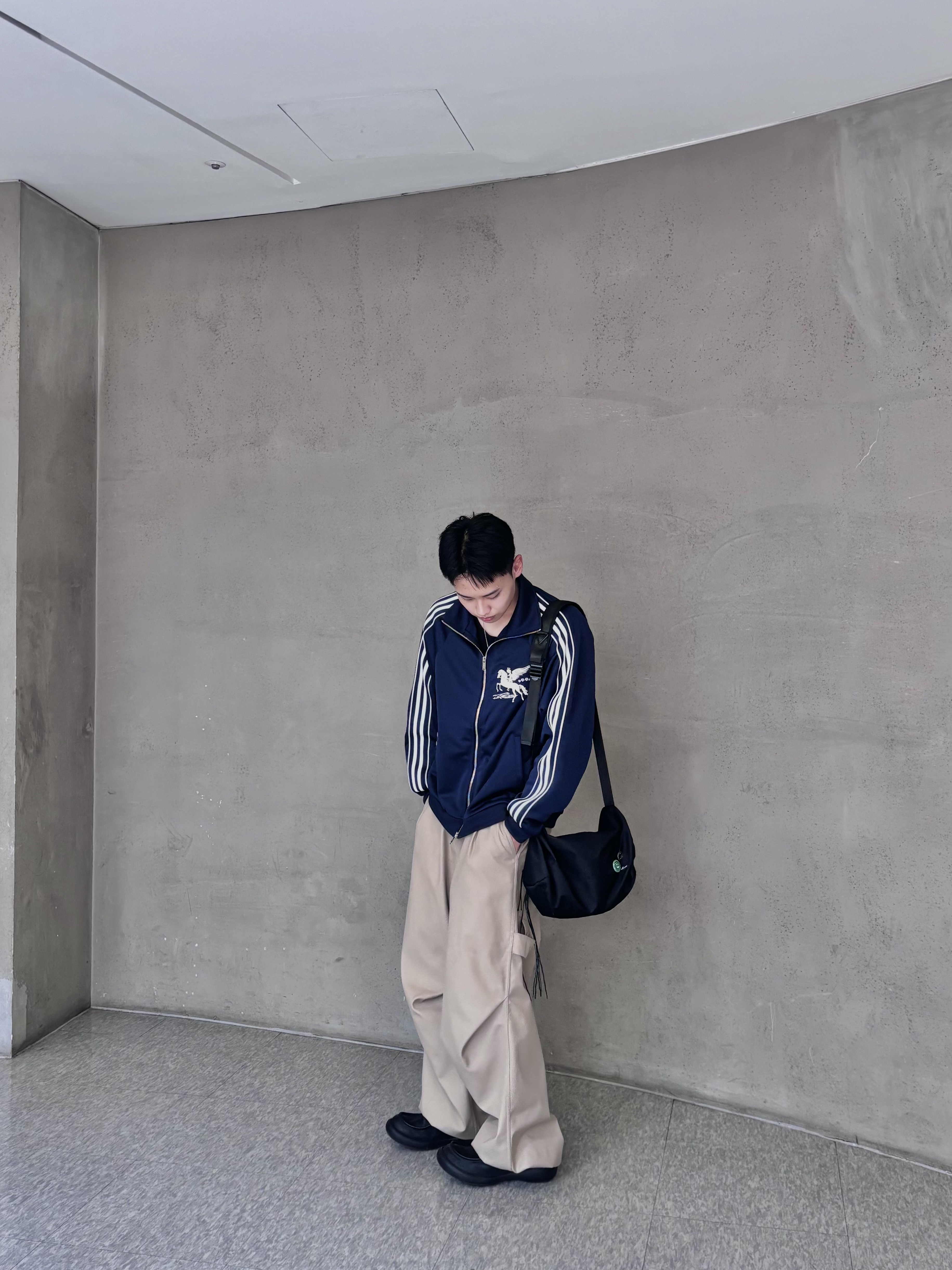 [트리플적립] PACOSPLY Falling Angel Sports Jacket Navy, [예약 배송] Kamien x KOIN SEOUL 247 All Day Slacks Beige 착용 스타일 - 1