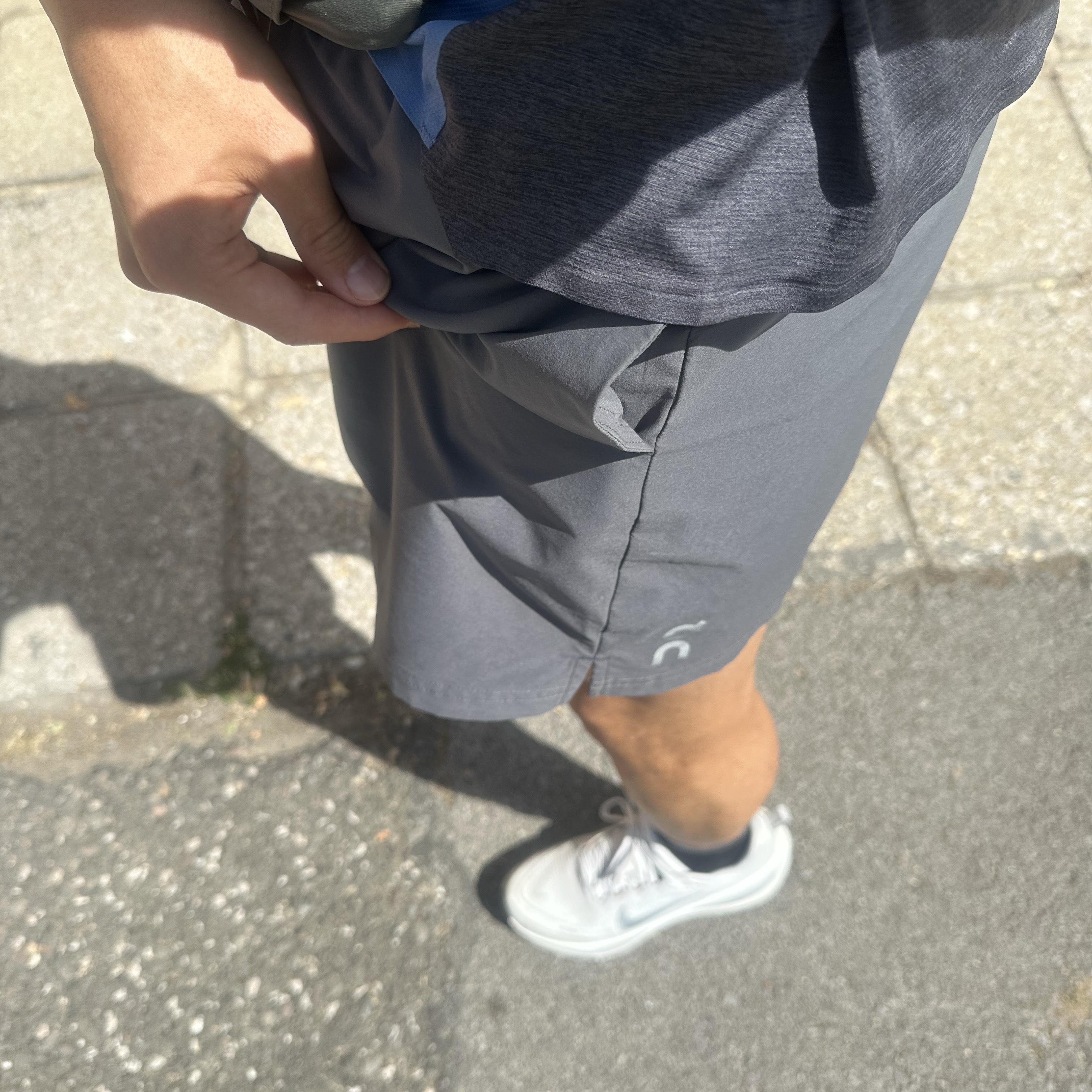 Nike Vomero Plus Speckle Vast Grey and Metallic Silver, On Running Lightweight Cap Black 착용 스타일 - 2