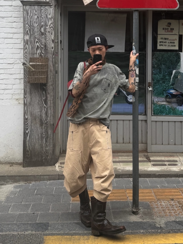 ROARINGRAD 26 Parachute Bermuda Pants Beige, ROARINGRAD Washed Distressed T-Shirt Gray 착용 스타일 - 1