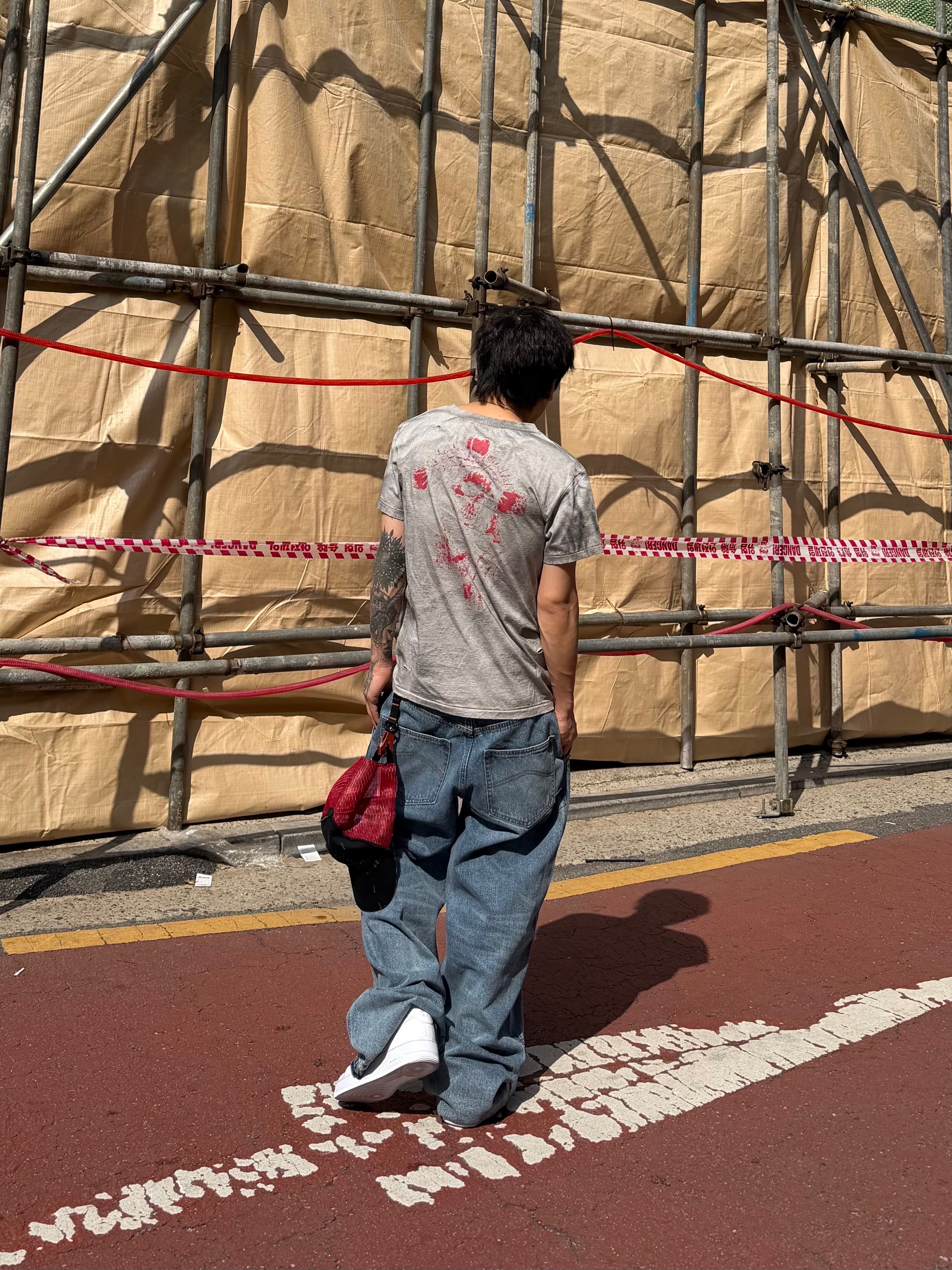 Nike Air Force 1 '07 Low White, tornortied Messiah T-Shirt
Gray 착용 스타일 - 6
