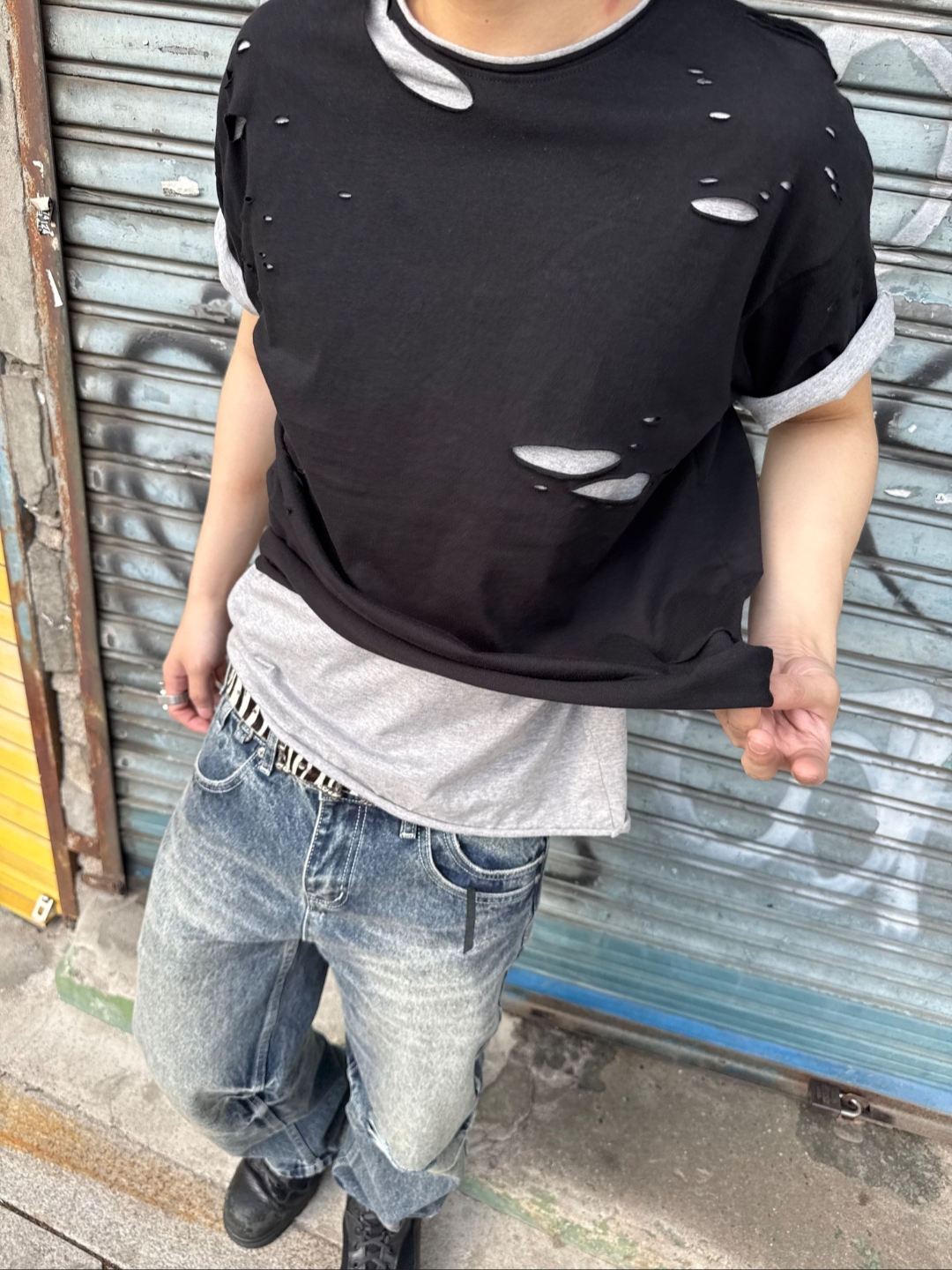 ROARINGRAD Double Layered Damage T-Shirt Black 착용 스타일 - 1