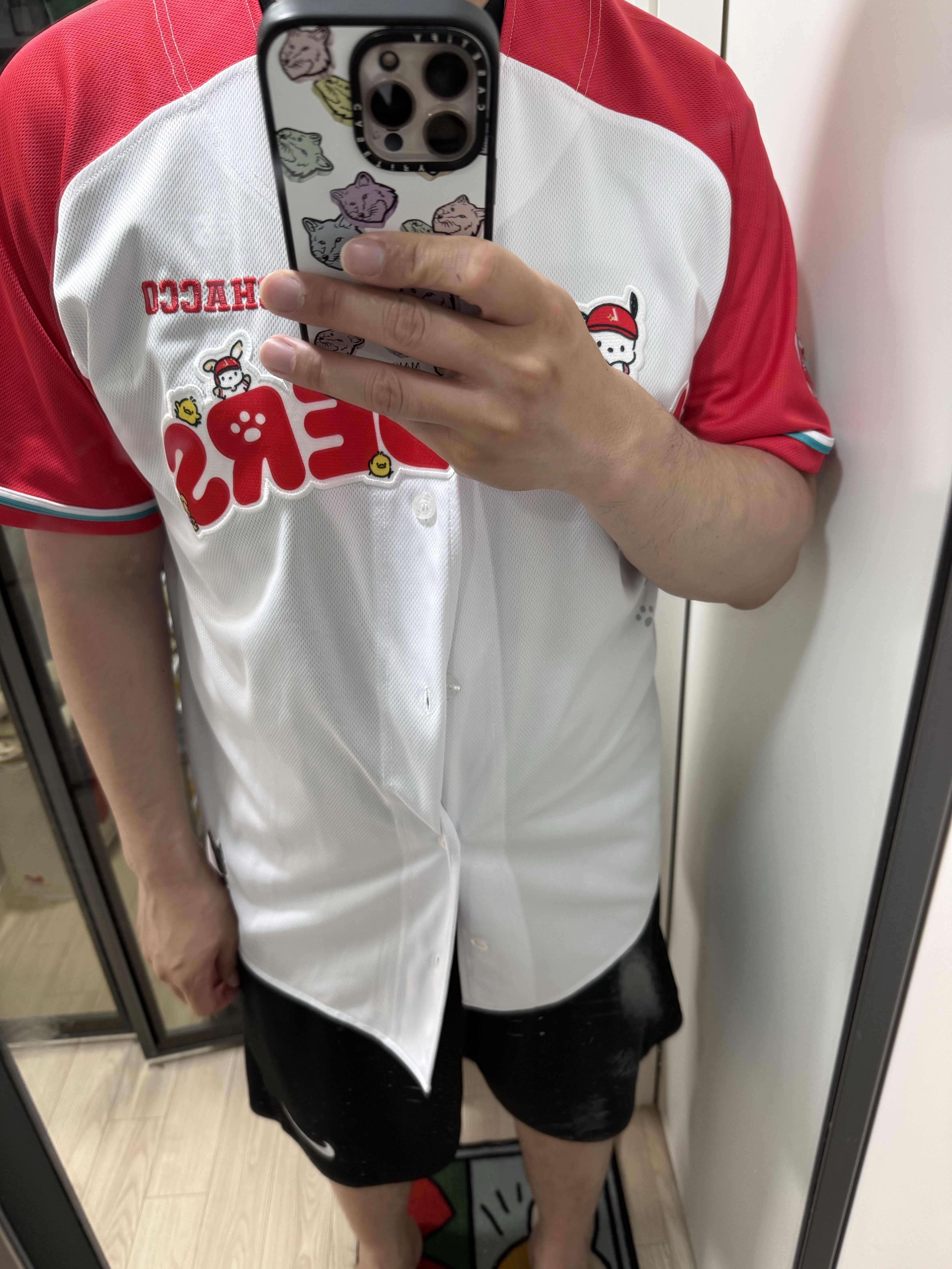 SSG Landers x Pochacco Uniform White Red (Non Marking Ver.) 착용 스타일