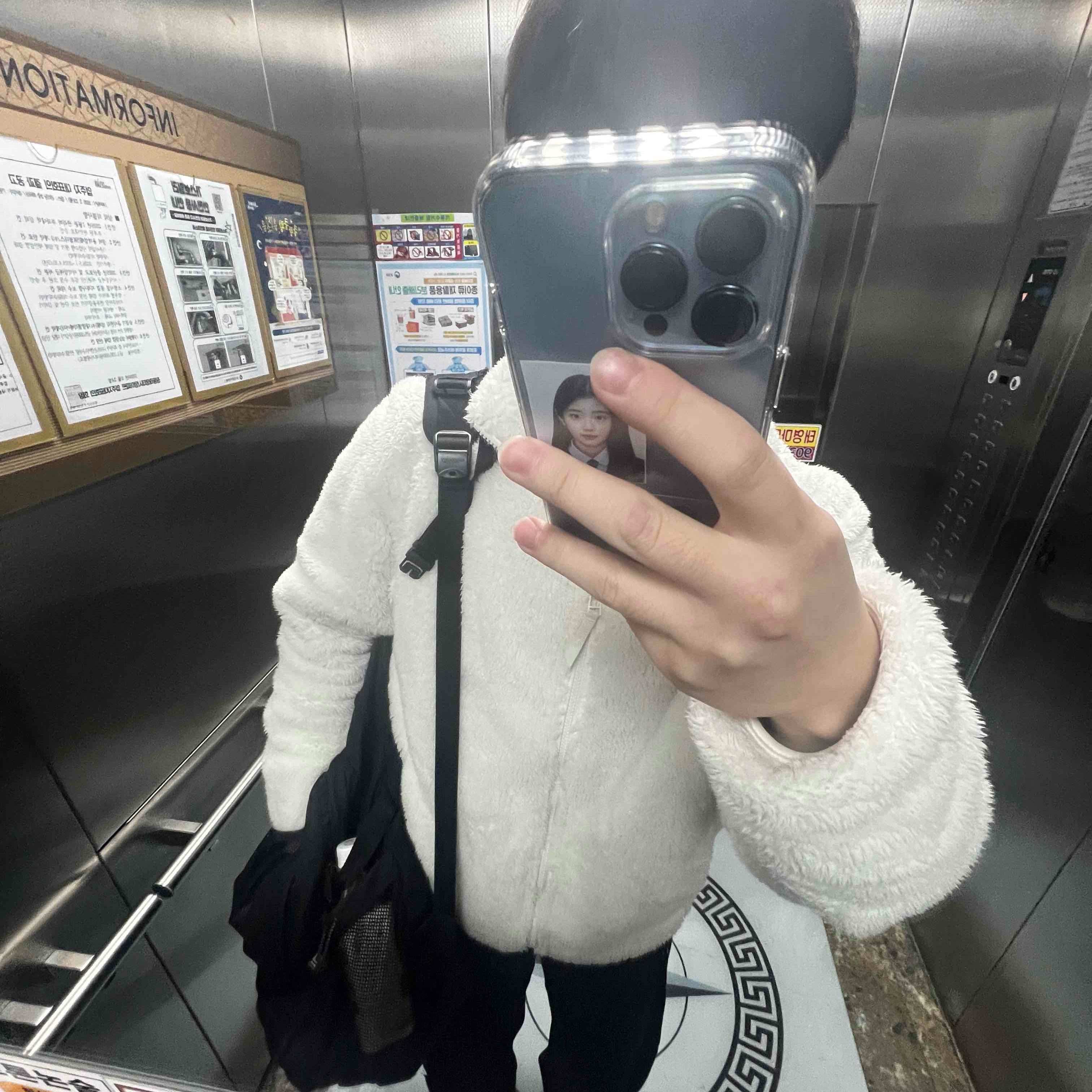 Spao Basic Fur Fleece Zip Up White, Uniqlo C Sweat Wide Pants Black - KR 착용 스타일