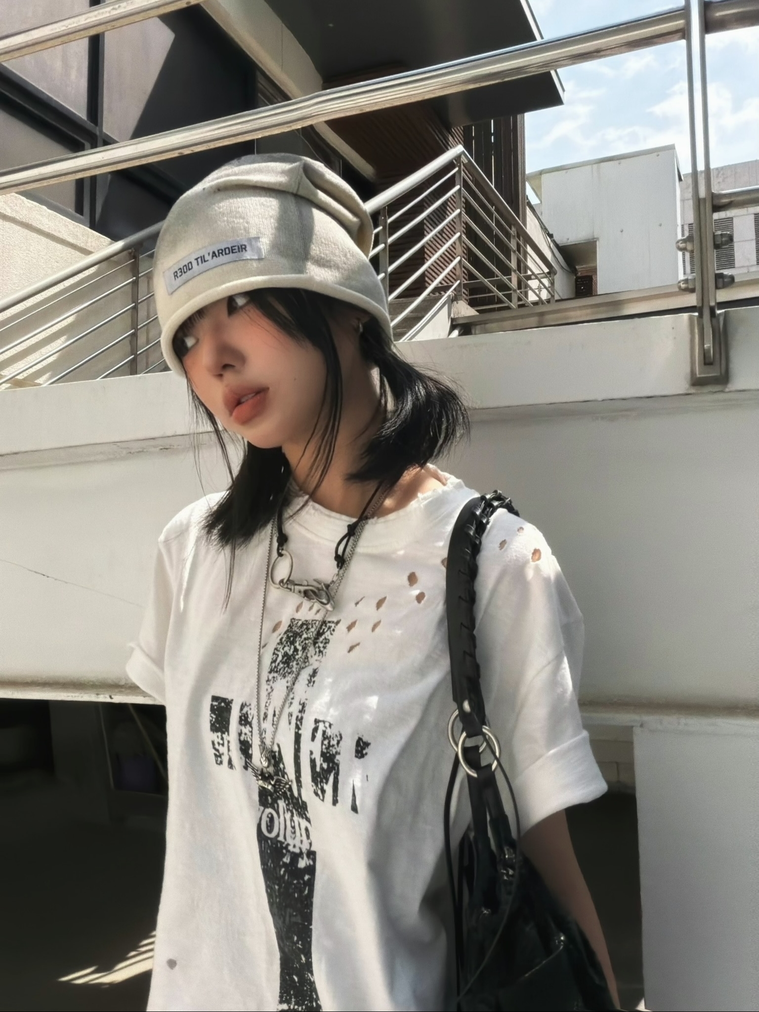 ROARINGRAD Cross Damage Slub T-Shirt White, ROARINGRAD Dirty Knit Beanie Ivory 착용 스타일 - 2